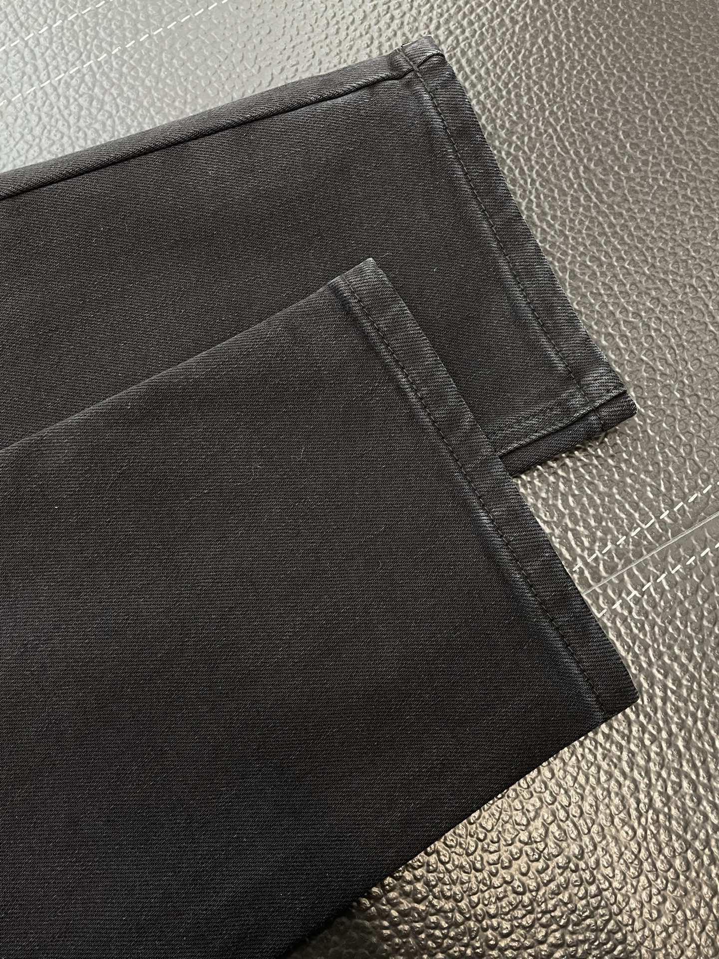 。FENDI芬迪💥砸锅卖铁都要上的新款！新款 休闲牛仔裤👖高端版本 专柜定制面料 透气舒适度高，细节无可