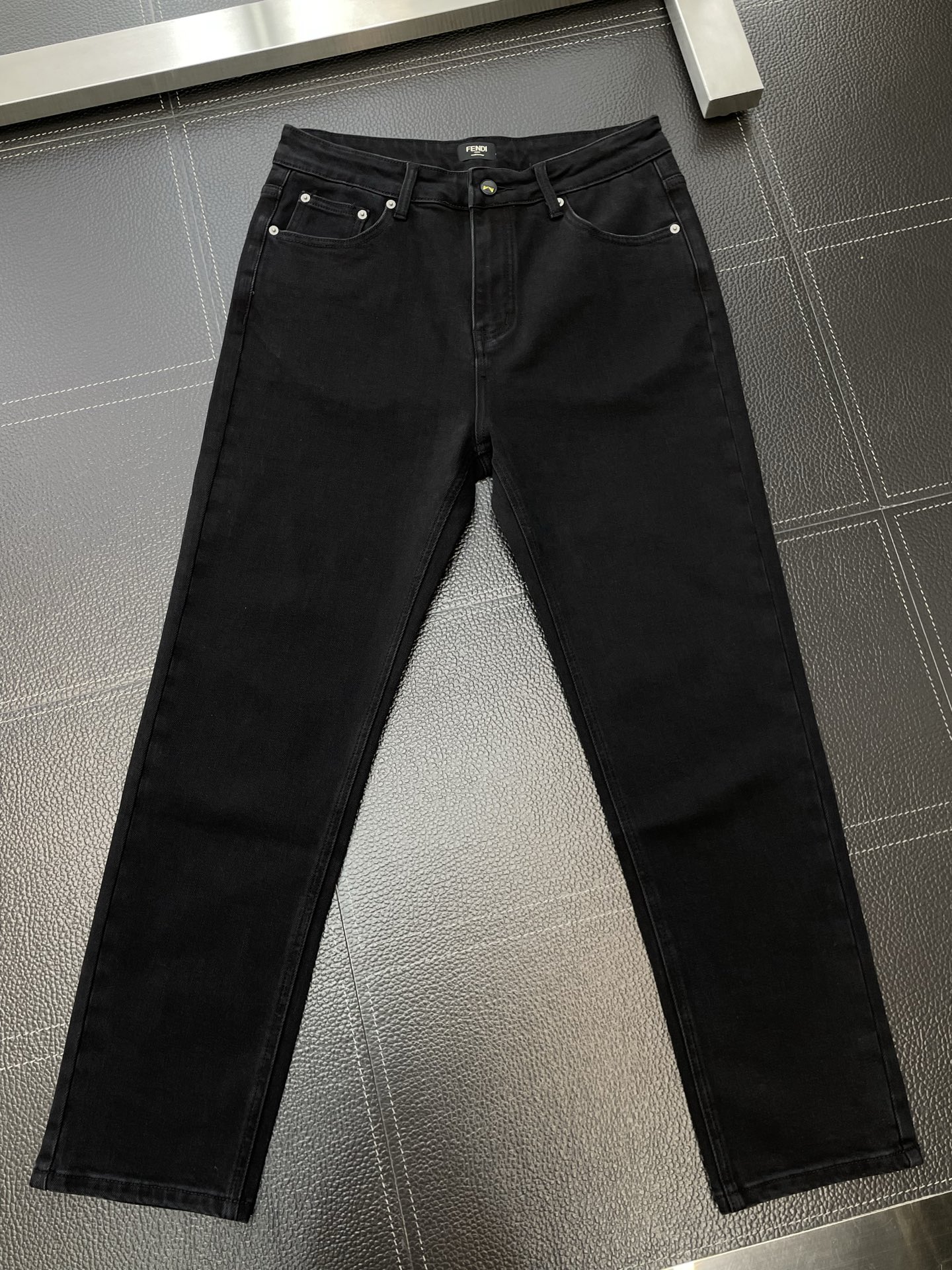 。FENDI芬迪💥砸锅卖铁都要上的新款！新款 休闲牛仔裤👖高端版本 专柜定制面料 透气舒适度高，细节无可