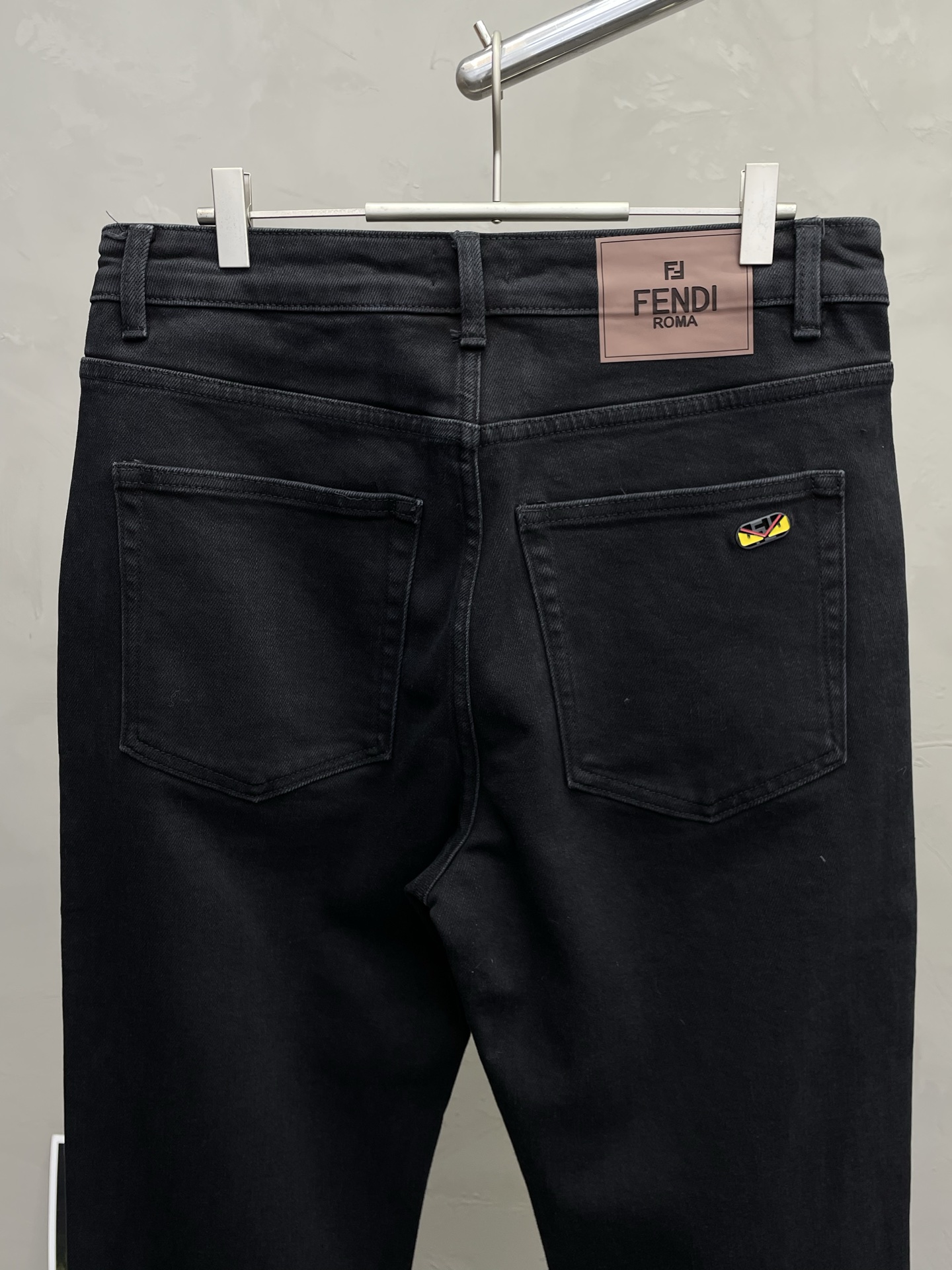 。FENDI芬迪💥砸锅卖铁都要上的新款！新款 休闲牛仔裤👖高端版本 专柜定制面料 透气舒适度高，细节无可