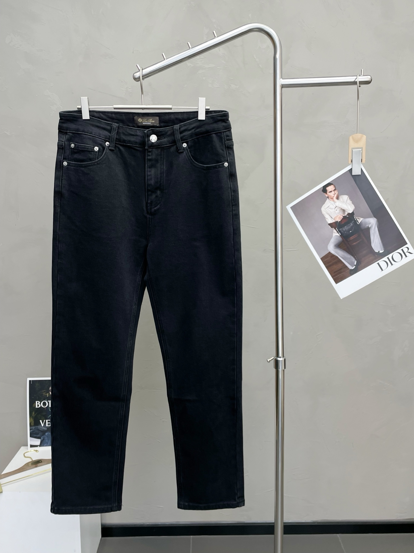 NO:649305,.LP-Loro Piana exclusively provides new high-end versions of casual jeans, counter-customized fabrics, high breathability and comfort, impeccable details, brand element design concept, reflecting high quality. It feels delicate and soft!  It presents a casual cut and the upper body shape is awesome!  Code number 29-36,,loro piana,loro piana,jeans,alexander wang19860909.LP-Loro Piana诺悠翩雅独家专供新款 休闲牛仔裤高端版本 专柜定制面料 透气舒适度高,细节无可挑剔,品牌元素设计理念,体现高品质.手感细腻柔软！呈现休闲裁剪,上身版型超赞！码数29-36,,loro piana,loro piana,jeans,alexander wang,Men's clothing