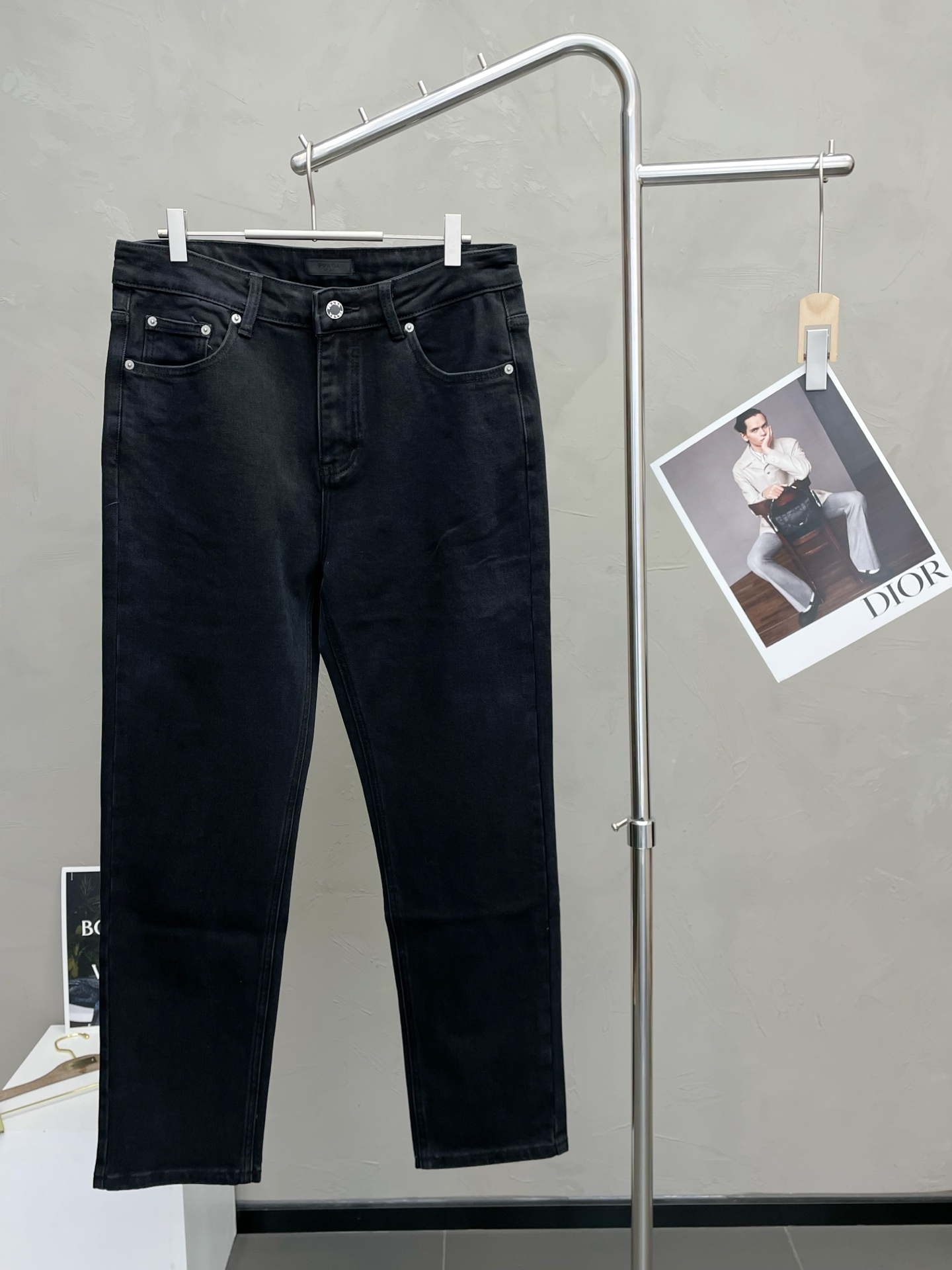 NO:656771,.Prada is a new model that will sell everything!  New high-end version of casual jeans, customized fabrics at the counter, with high breathability and comfort, impeccable details, brand element design concept, reflecting high quality. It feels delicate and soft!  It presents a casual cut and the upper body shape is awesome!  Code number 29-36,,prada,prada,jeans,alexander wang19860909.Prada普拉达砸锅卖铁都要上的新款！新款 休闲牛仔裤高端版本 专柜定制面料 透气舒适度高,细节无可挑剔,品牌元素设计理念,体现高品质.手感细腻柔软！呈现休闲裁剪,上身版型超赞！码数29-36,,prada,prada,jeans,alexander wang,Men's clothing