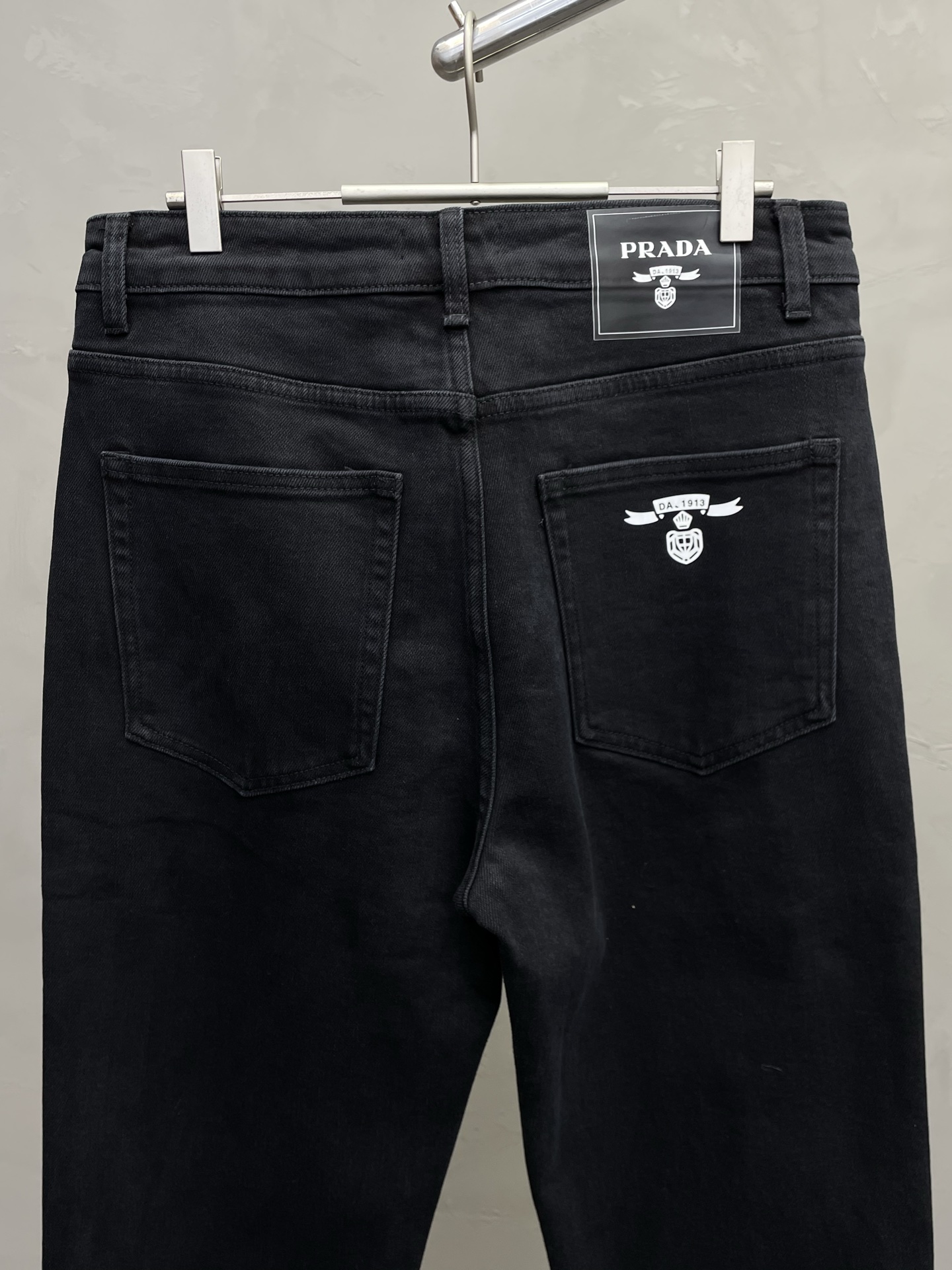 。Prada普拉达💥砸锅卖铁都要上的新款！新款 休闲牛仔裤👖高端版本 专柜定制面料 透气舒适度高，细节无