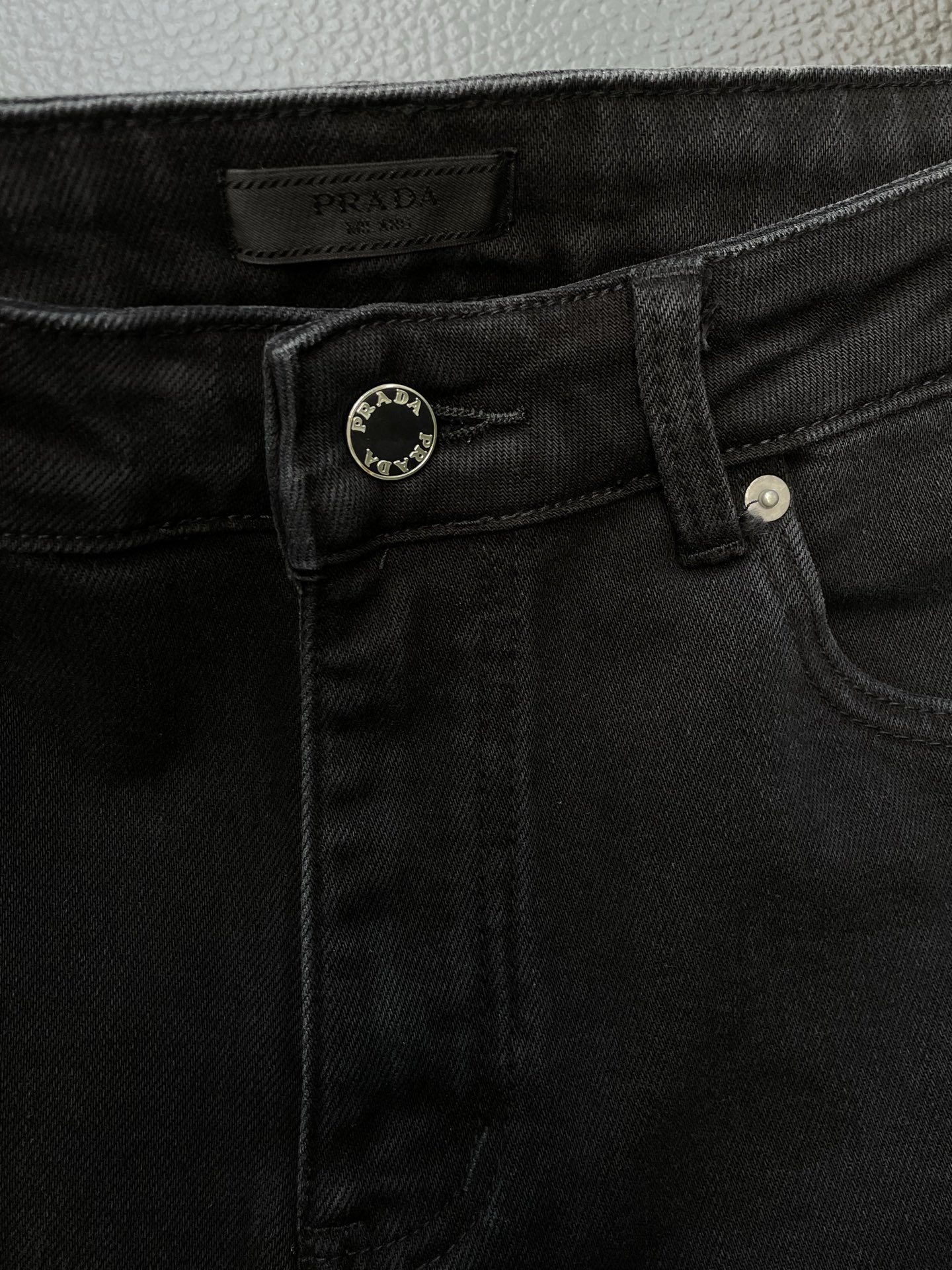 。Prada普拉达💥砸锅卖铁都要上的新款！新款 休闲牛仔裤👖高端版本 专柜定制面料 透气舒适度高，细节无