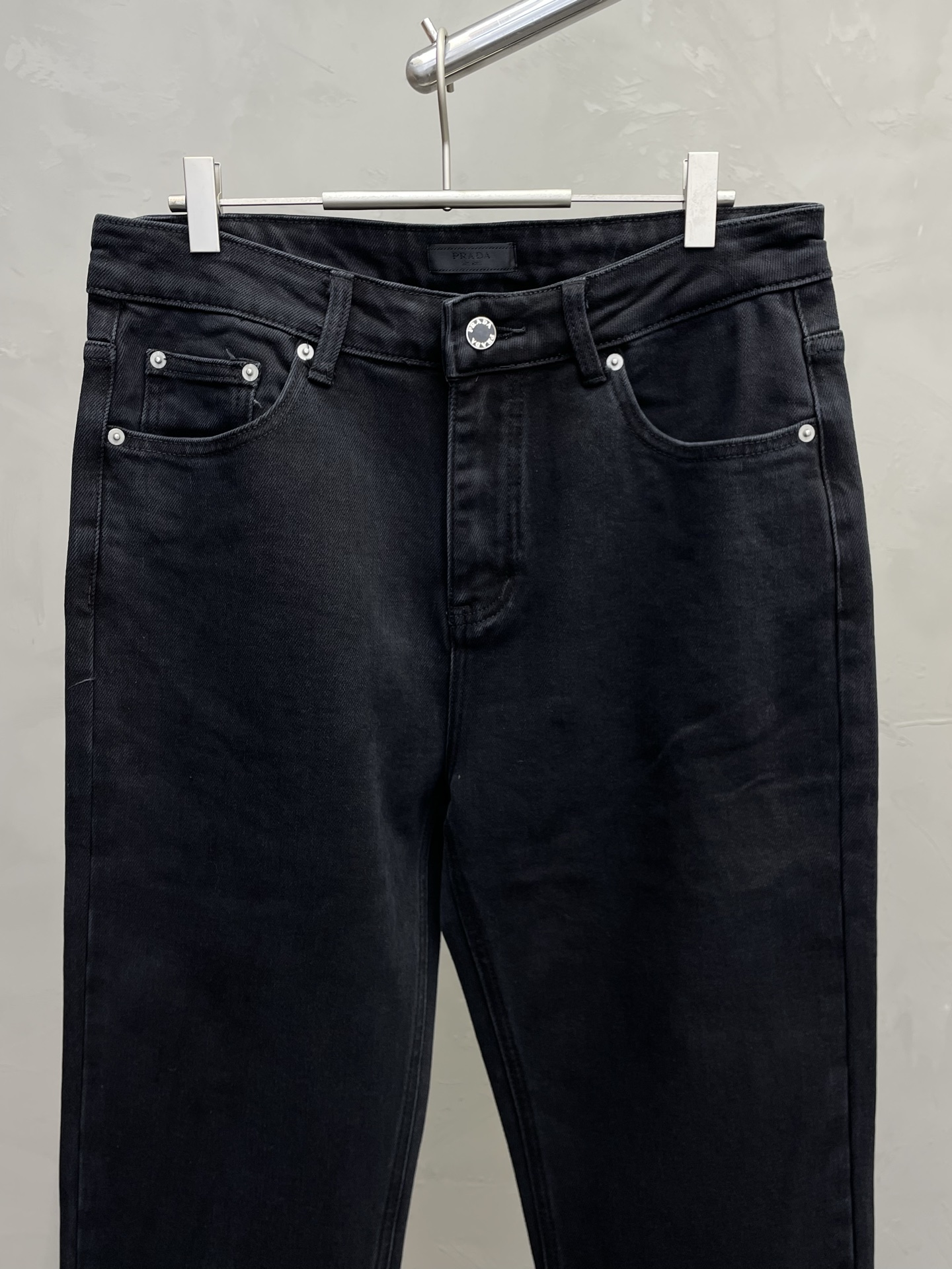 。Prada普拉达💥砸锅卖铁都要上的新款！新款 休闲牛仔裤👖高端版本 专柜定制面料 透气舒适度高，细节无