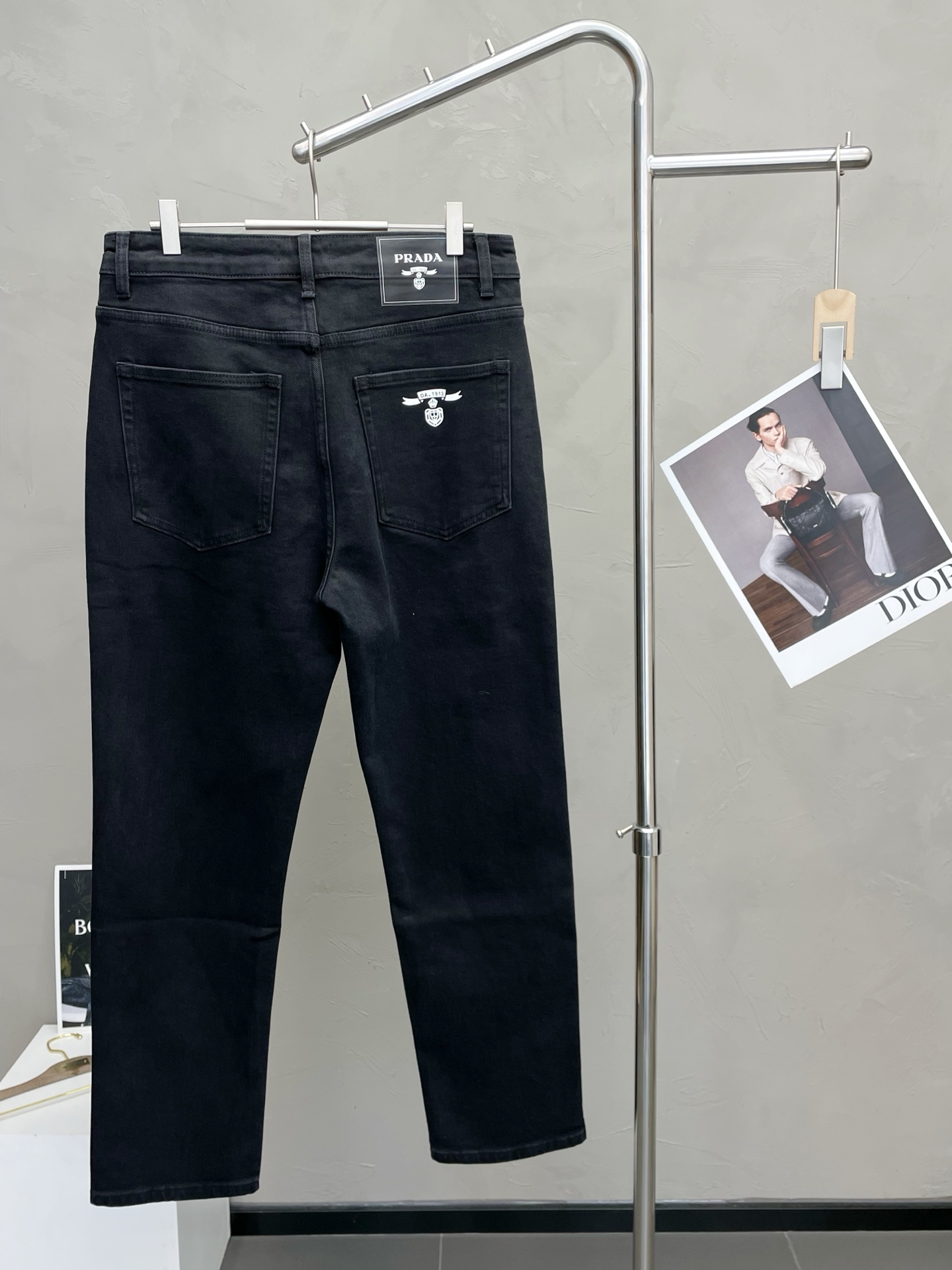 。Prada普拉达💥砸锅卖铁都要上的新款！新款 休闲牛仔裤👖高端版本 专柜定制面料 透气舒适度高，细节无