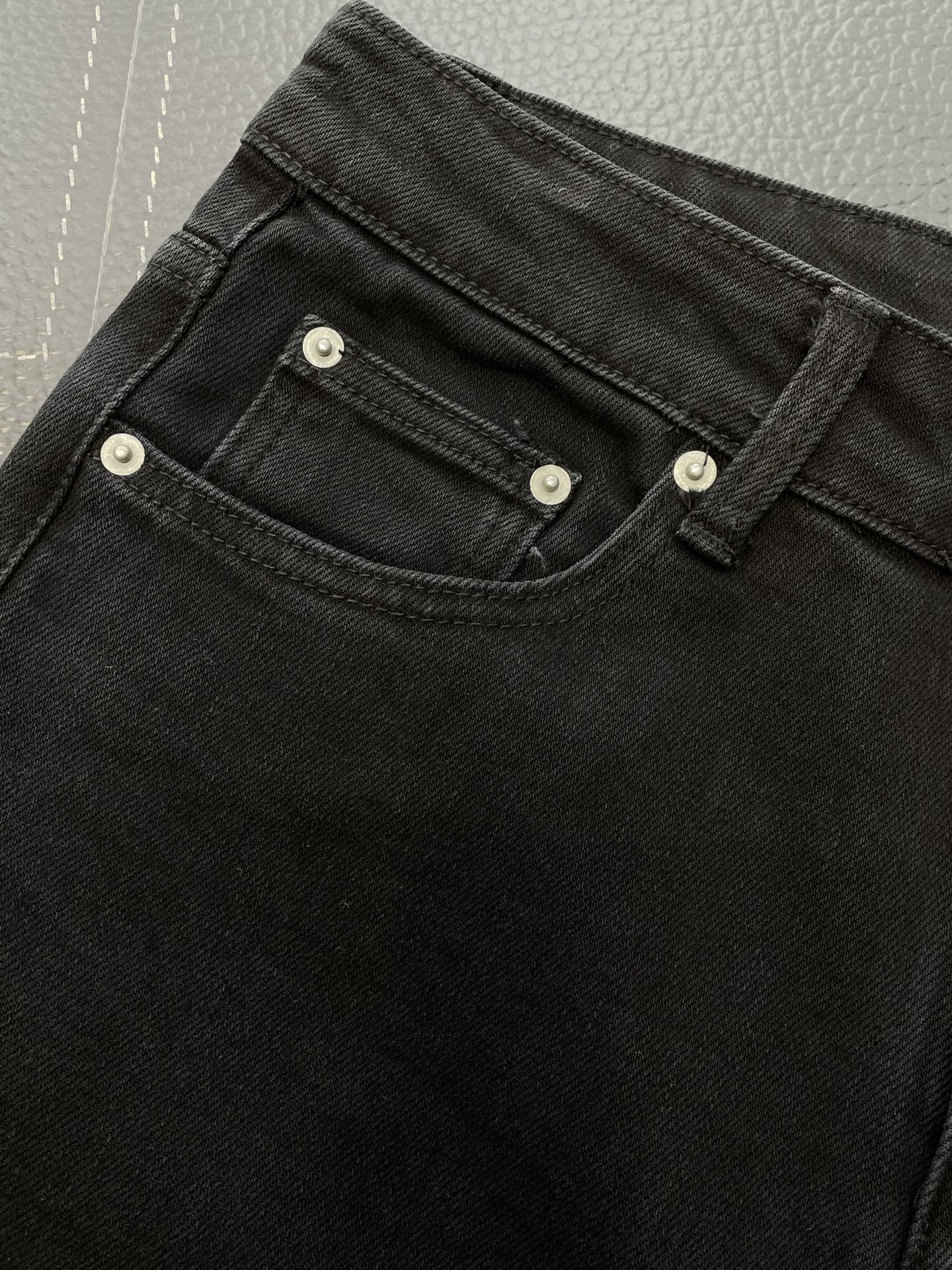 。Prada普拉达💥砸锅卖铁都要上的新款！新款 休闲牛仔裤👖高端版本 专柜定制面料 透气舒适度高，细节无