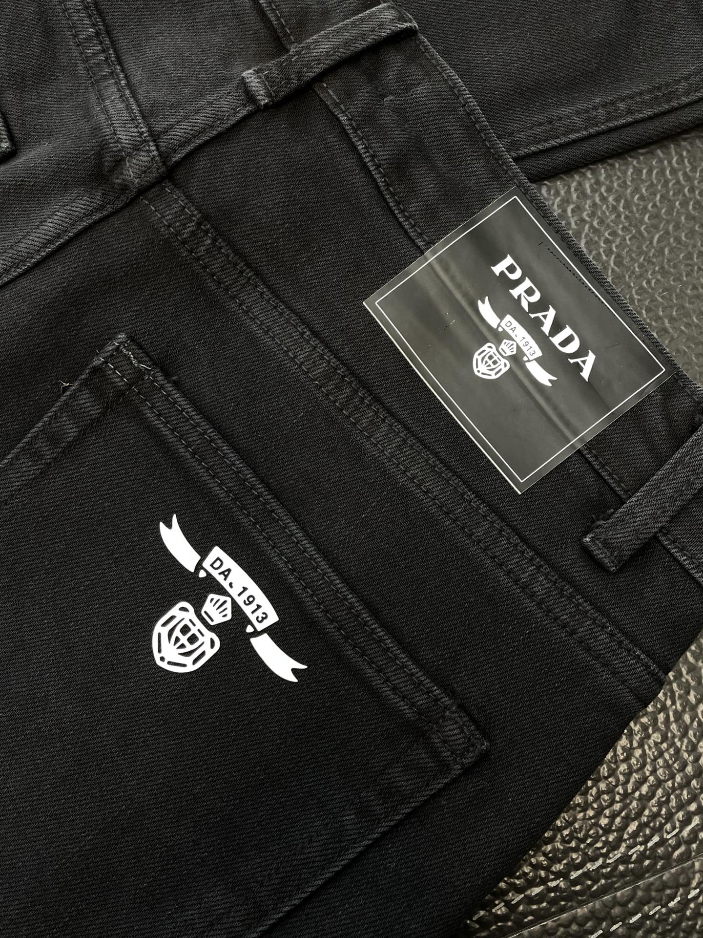 。Prada普拉达💥砸锅卖铁都要上的新款！新款 休闲牛仔裤👖高端版本 专柜定制面料 透气舒适度高，细节无