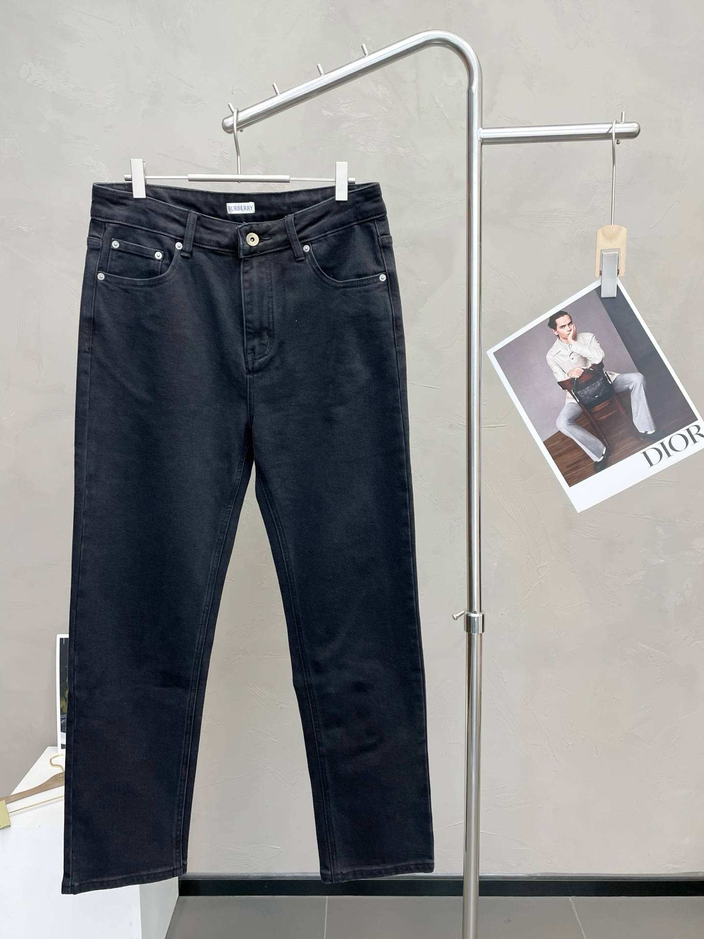 NO:656777,.Burberry’s new style is a must-have!  New high-end version of casual jeans, customized fabrics at the counter, with high breathability and comfort, impeccable details, brand element design concept, reflecting high quality. It feels delicate and soft!  It presents a casual cut and the upper body shape is awesome!  Code number 29-36,,burberry,burberry,jeans,alexander wang19860909.Burberry巴宝莉砸锅卖铁都要上的新款！新款 休闲牛仔裤高端版本 专柜定制面料 透气舒适度高,细节无可挑剔,品牌元素设计理念,体现高品质.手感细腻柔软！呈现休闲裁剪,上身版型超赞！码数29-36,,burberry,burberry,jeans,alexander wang,Men's clothing