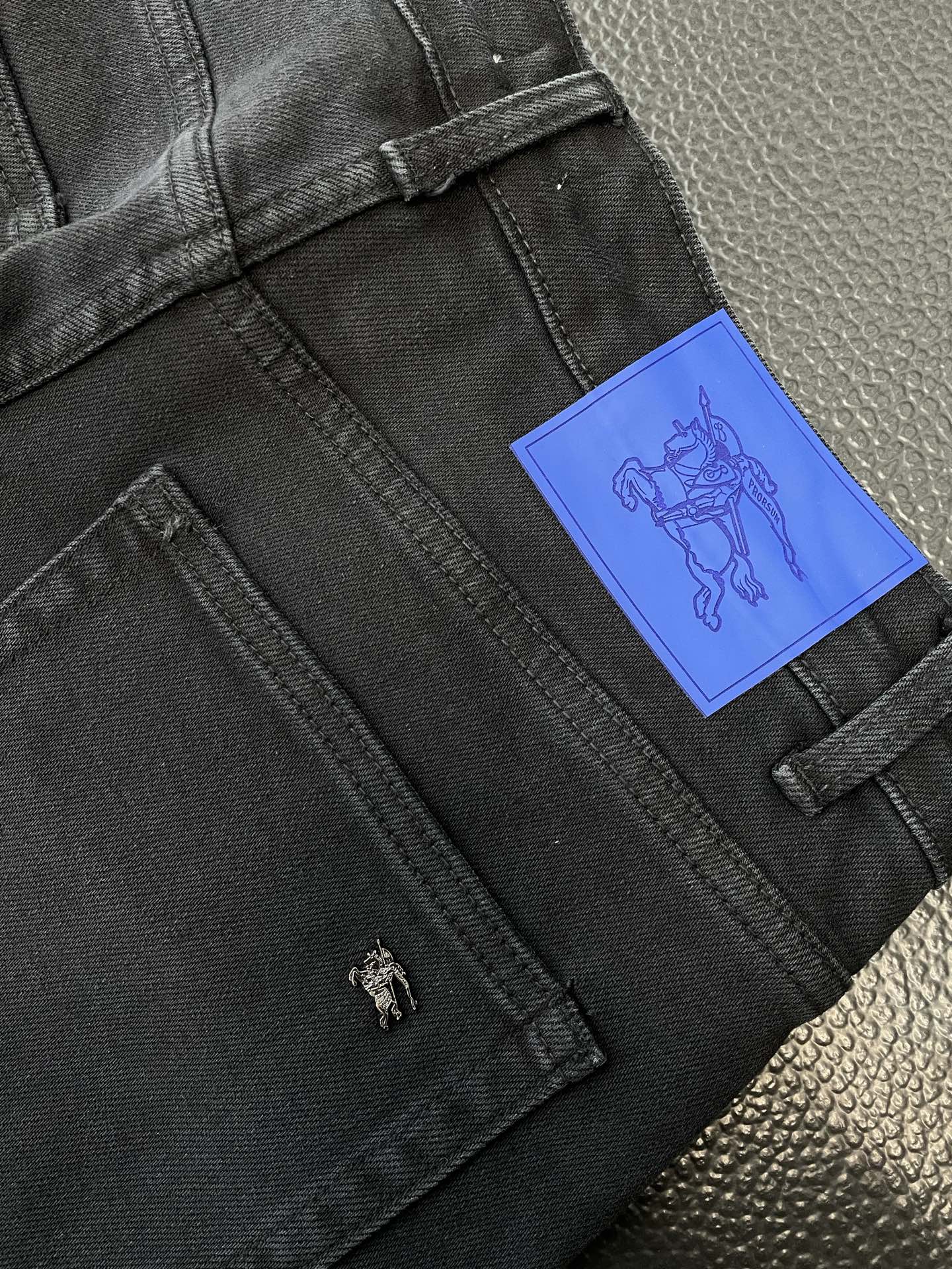 。Burberry巴宝莉💥砸锅卖铁都要上的新款！新款 休闲牛仔裤👖高端版本 专柜定制面料 透气舒适度高，