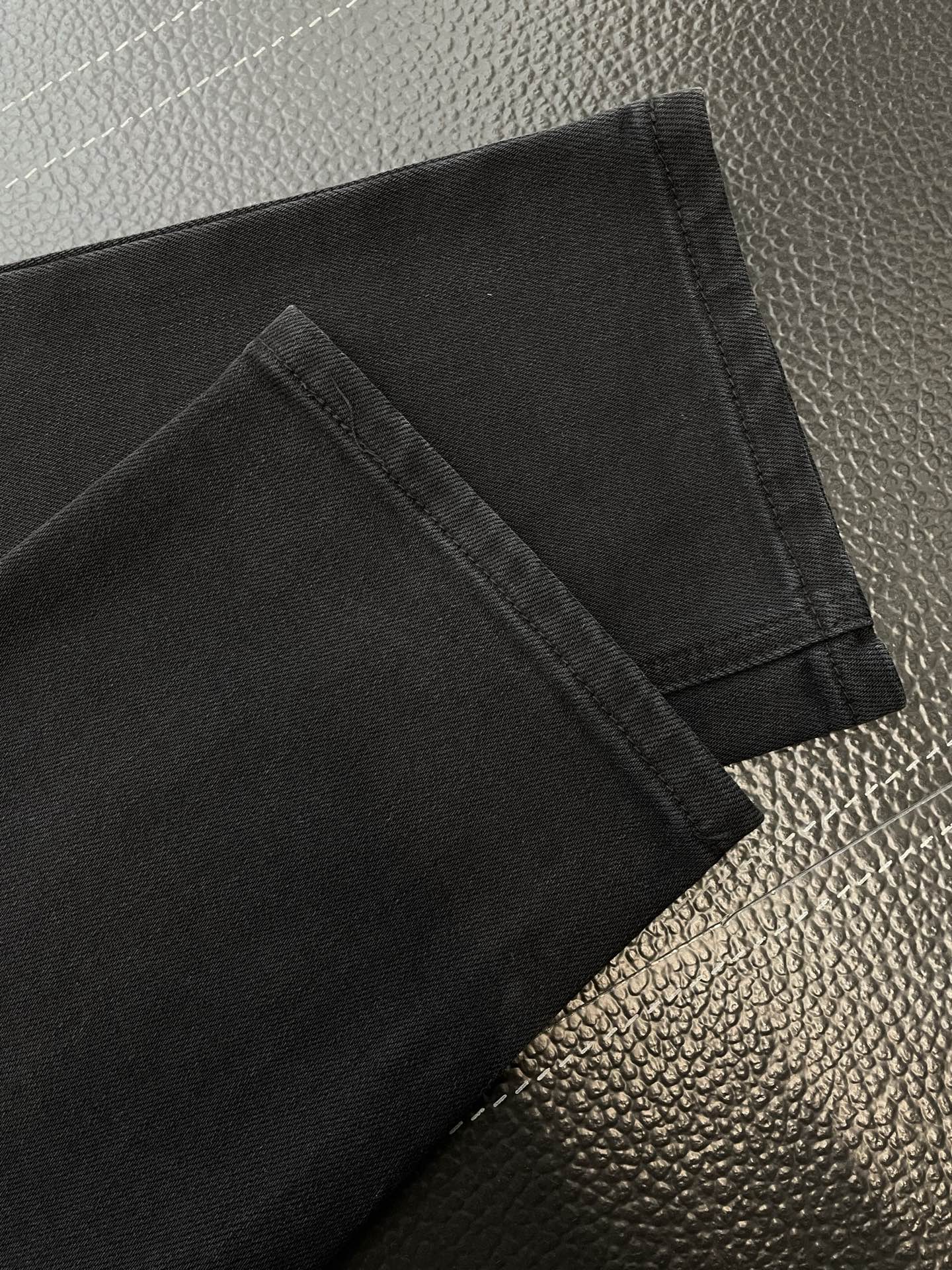 。Burberry巴宝莉💥砸锅卖铁都要上的新款！新款 休闲牛仔裤👖高端版本 专柜定制面料 透气舒适度高，