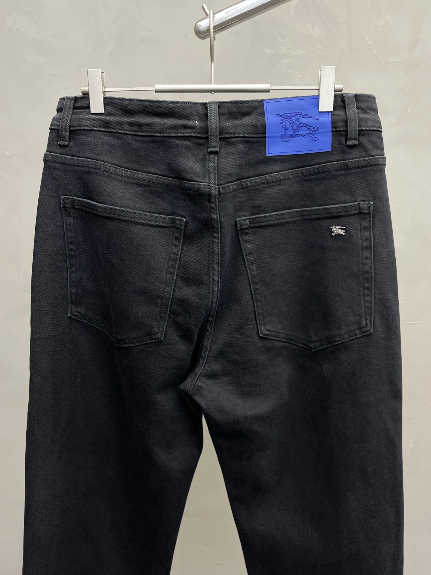 。Burberry巴宝莉💥砸锅卖铁都要上的新款！新款 休闲牛仔裤👖高端版本 专柜定制面料 透气舒适度高，