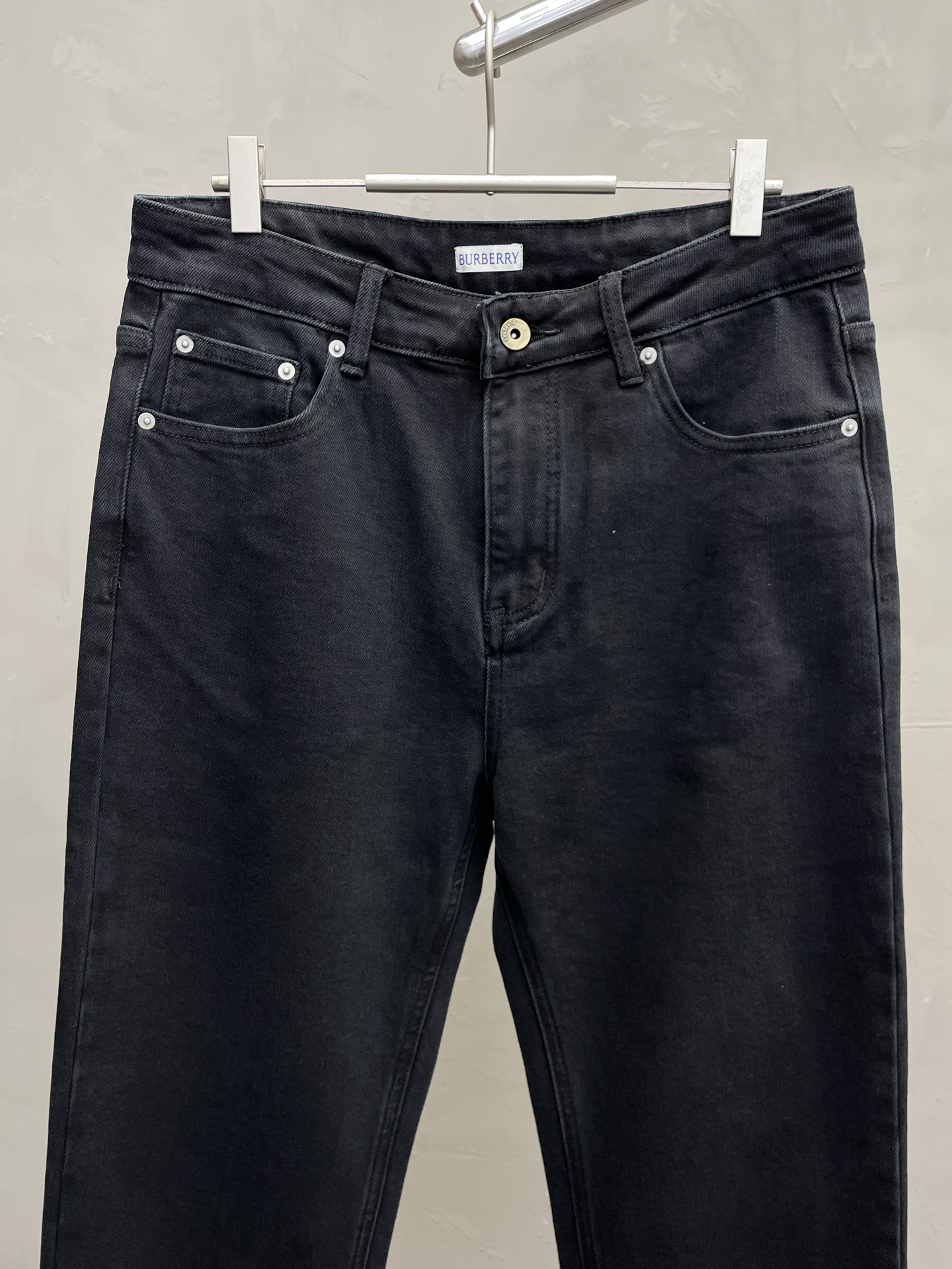 。Burberry巴宝莉💥砸锅卖铁都要上的新款！新款 休闲牛仔裤👖高端版本 专柜定制面料 透气舒适度高，