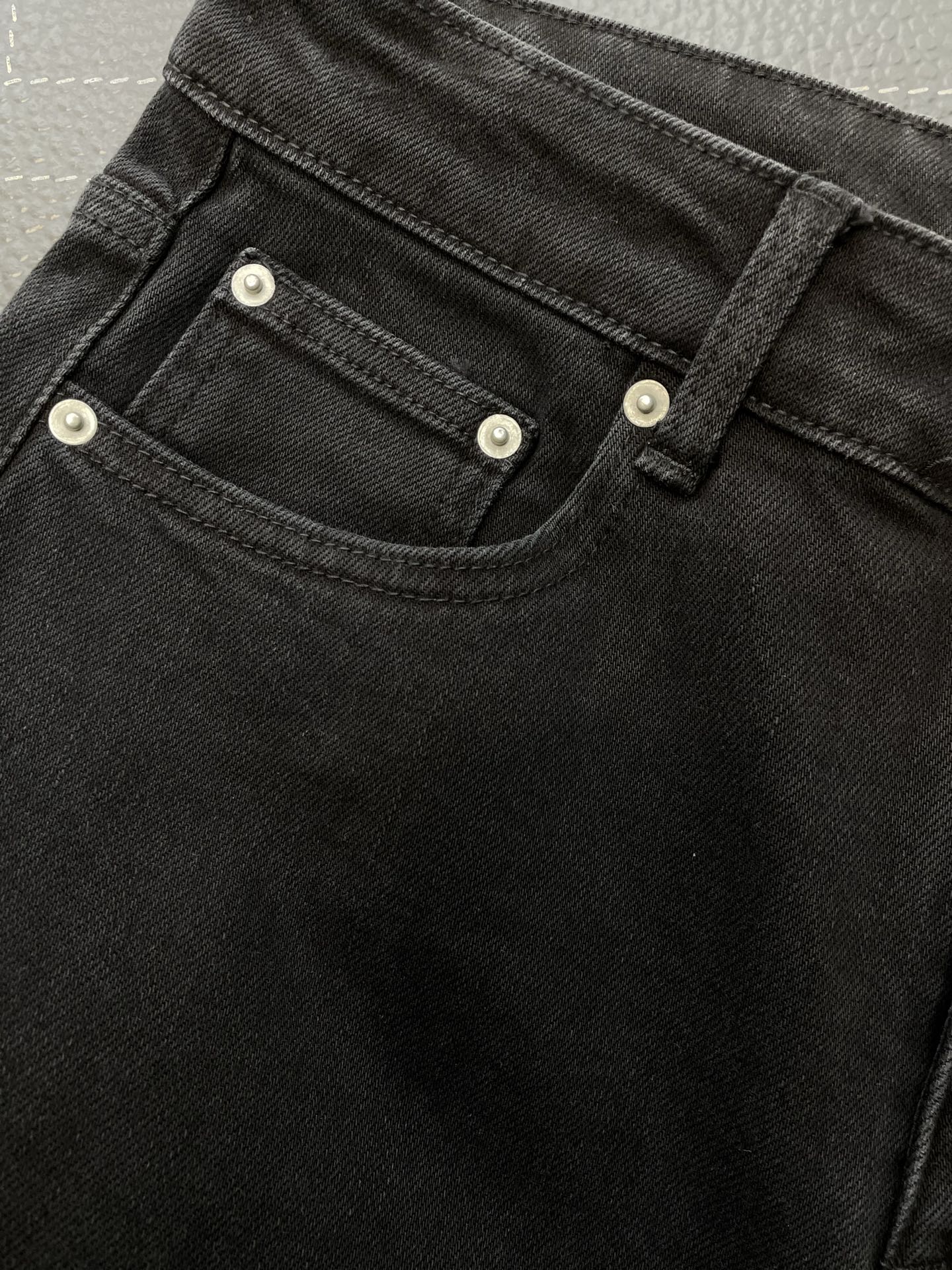 。Burberry巴宝莉💥砸锅卖铁都要上的新款！新款 休闲牛仔裤👖高端版本 专柜定制面料 透气舒适度高，