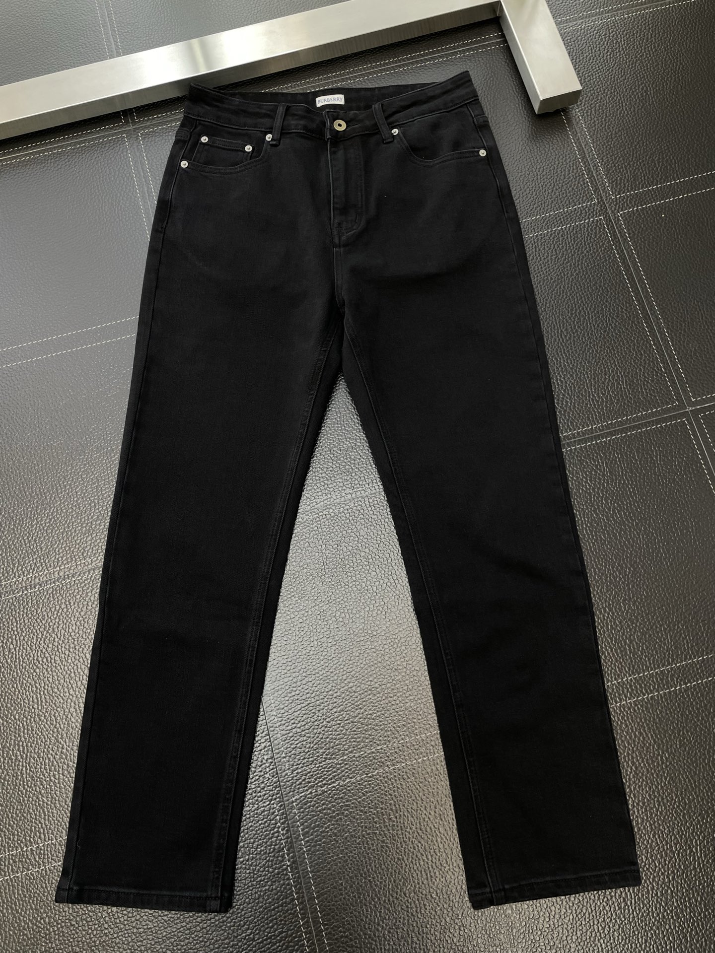 。Burberry巴宝莉💥砸锅卖铁都要上的新款！新款 休闲牛仔裤👖高端版本 专柜定制面料 透气舒适度高，