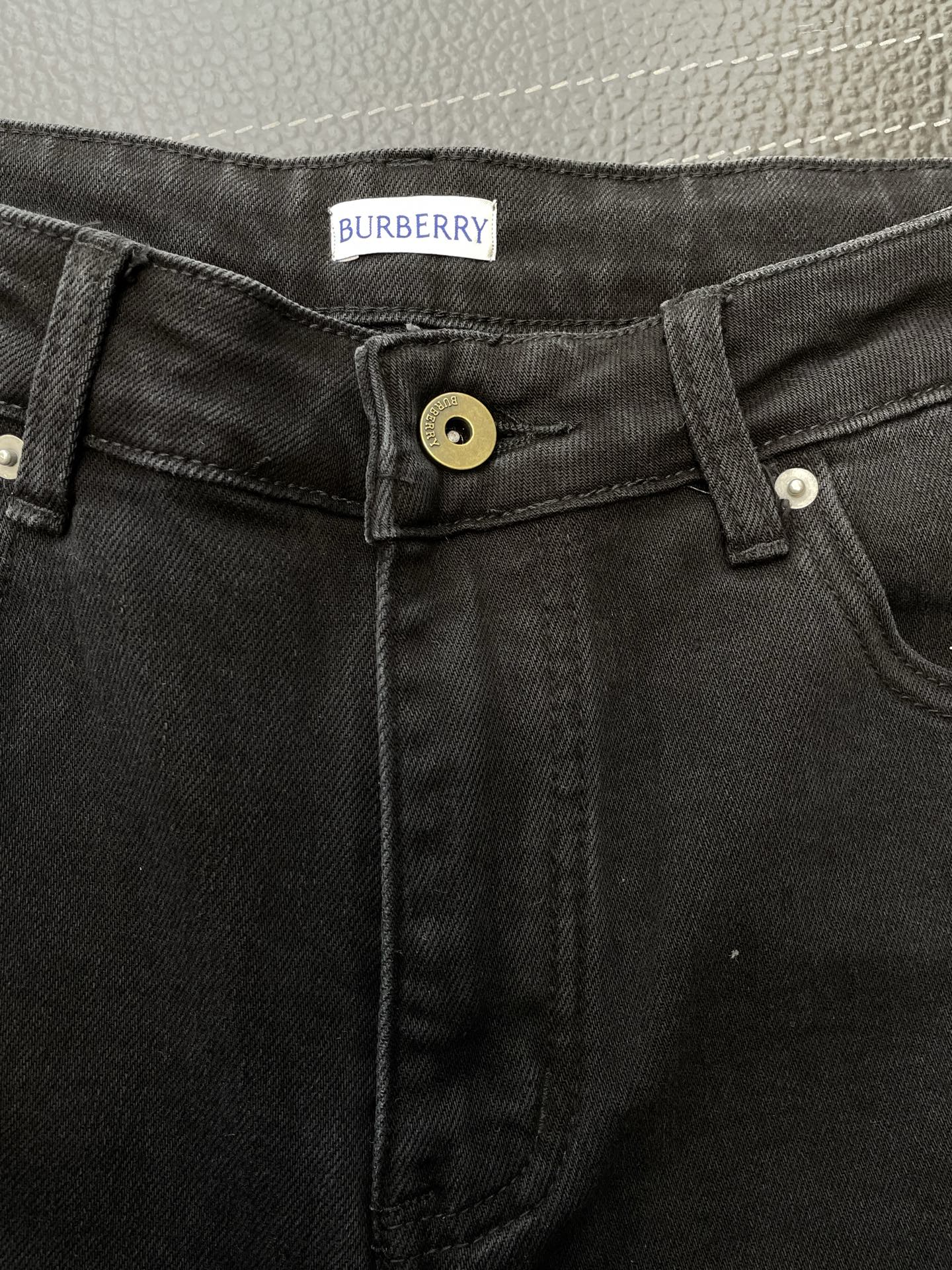 。Burberry巴宝莉💥砸锅卖铁都要上的新款！新款 休闲牛仔裤👖高端版本 专柜定制面料 透气舒适度高，