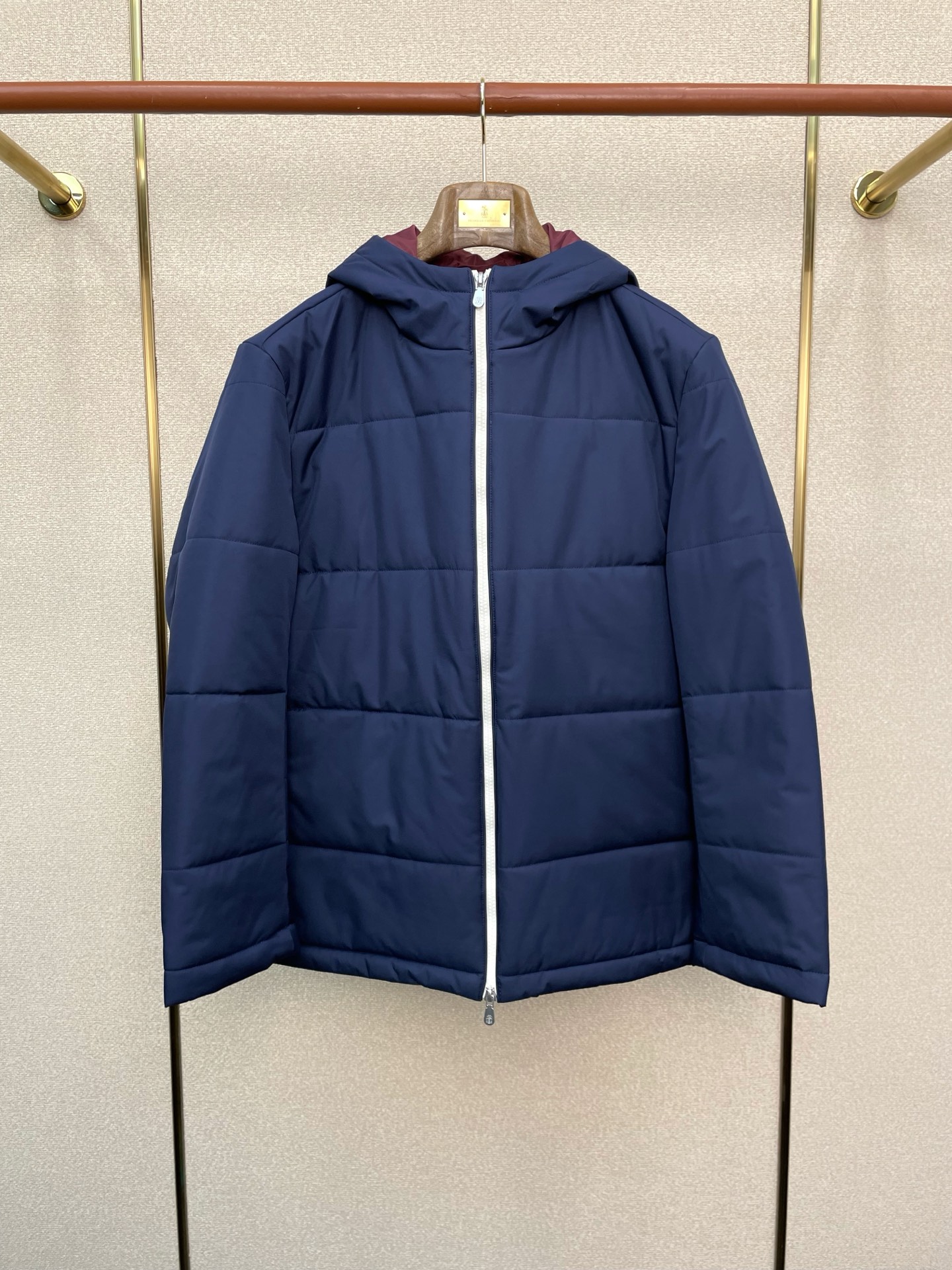 NO:656816,.BC-Brunello Cucineli Brunello Cucineli’s new style is a must-have! The latest fashionable hooded cotton jacket. A jacket with classic design and stunning appearance. The quality is impeccable and you can buy it directly due to quality control. It is a high-end product that cannot be faulted! You can feel its powerful aura through the detailed pictures. It has a remarkable effect of gathering heat and keeping warm, so you don’t have to worry about getting a little chilly! Both fashionable and functional, the whole style looks more luxurious! Size 48-56,,brunello cucinelli,jackets & coats,jackets & coats,hats,alexander wang19860909.BC-Brunello Cucineli 布鲁内洛·库奇内利砸锅卖铁都要上的新款！最新时尚连帽棉服夹克.经典设计感与颜值爆棚的外套,品质更是无法挑剔品控可以直接入手,不容过错的高端臻品！通过细节图片便可感受到它强悍的气场,聚温保暖效果显著,完全不用担心会有一点寒意！时尚与功能性兼备,整款显得更加的奢华大气！ 尺码48-56,,brunello cucinelli,jackets & coats,jackets & coats,hats,alexander wang,Men's clothing