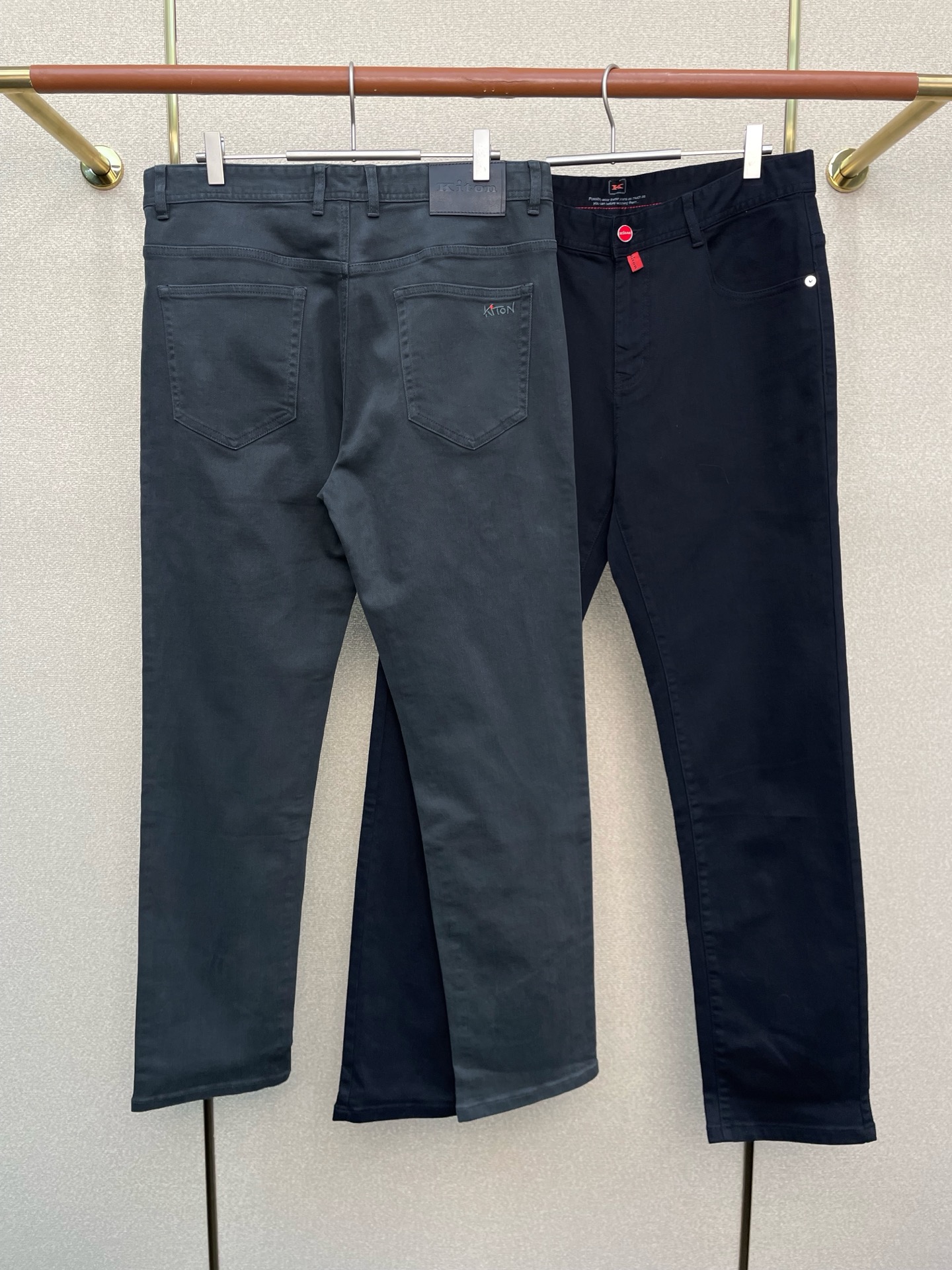 。KITON💥砸锅卖铁都要上的新款！新款 休闲裤 高端版本！专柜定制面料 透气舒适度高，细节无可挑剔，品