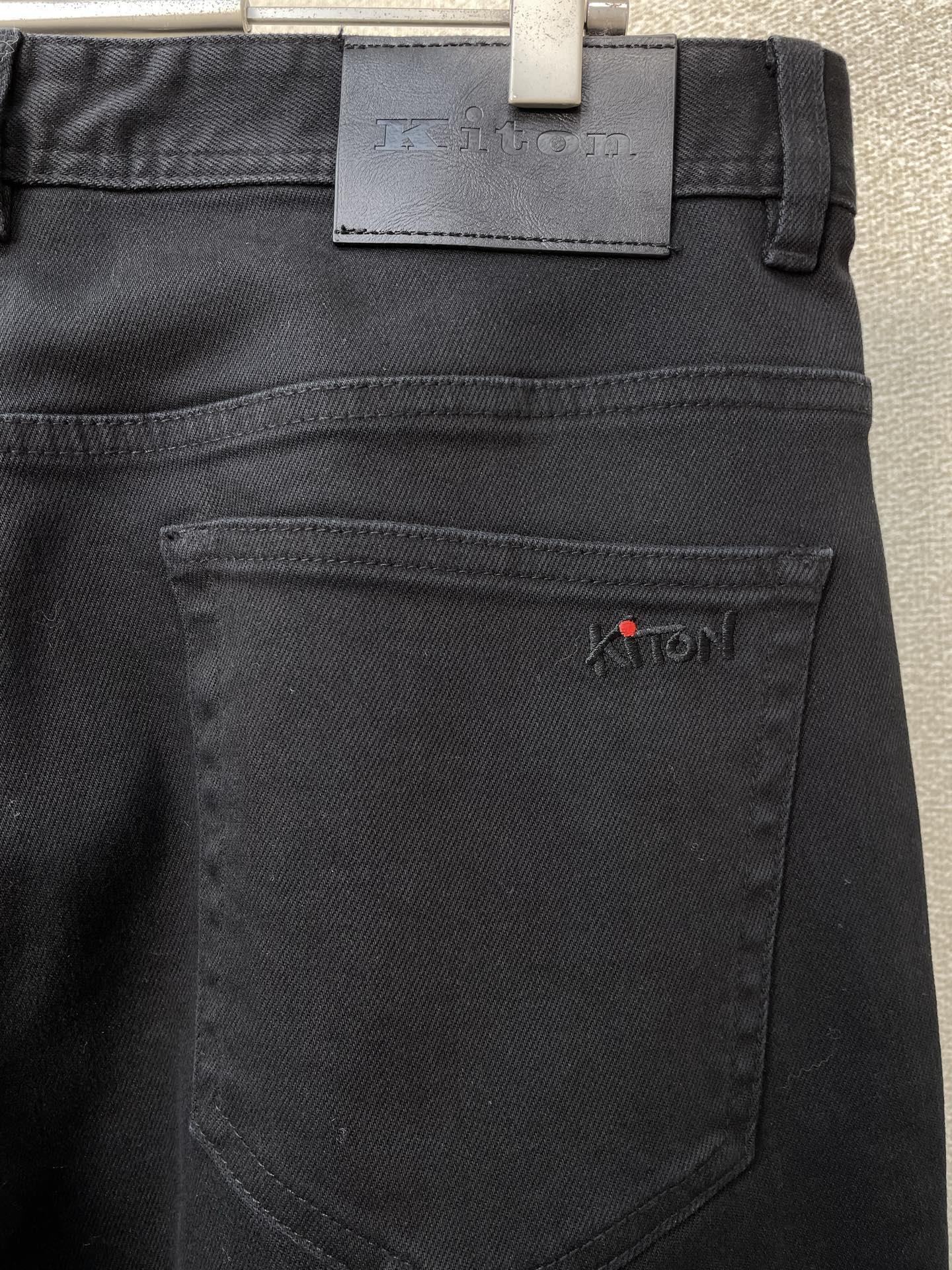 。KITON💥砸锅卖铁都要上的新款！新款 休闲裤 高端版本！专柜定制面料 透气舒适度高，细节无可挑剔，品