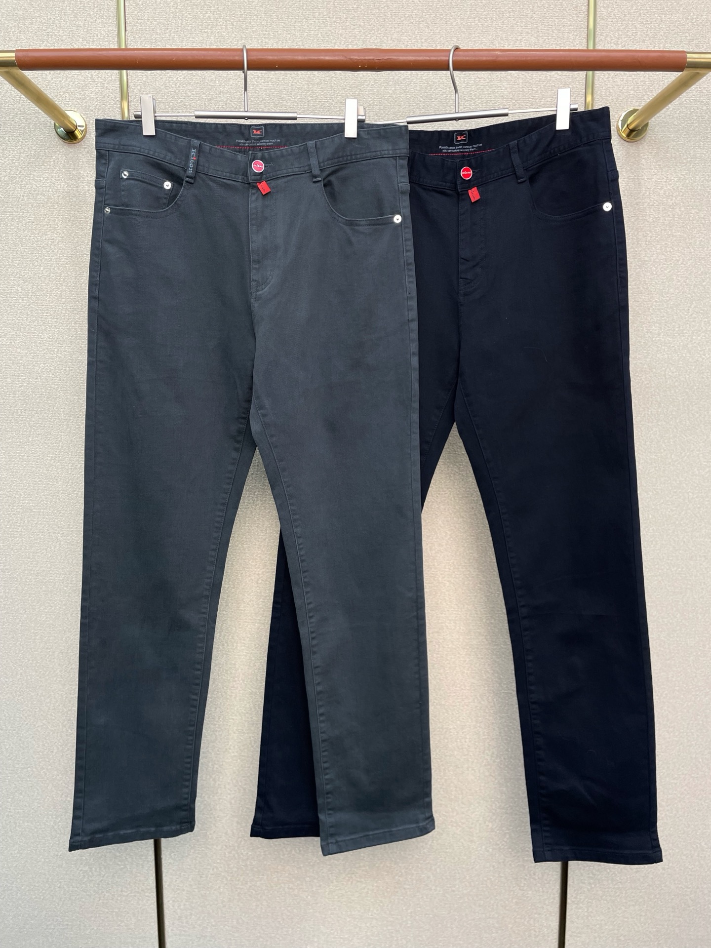 NO:656815,.KITON is a new model that will sell everything!  New casual pants high-end version!  Custom-made fabrics at the counter are highly breathable and comfortable, with impeccable details and brand element design concepts, reflecting high quality. It feels delicate and soft!  It presents a casual cut and the upper body shape is awesome!  Code number: 29-40,,alexander wang19860909.KITON砸锅卖铁都要上的新款！新款 休闲裤 高端版本！专柜定制面料 透气舒适度高,细节无可挑剔,品牌元素设计理念,体现高品质.手感细腻柔软！呈现休闲裁剪,上身版型超赞！码数: 29-40,,alexander wang,Men's clothing