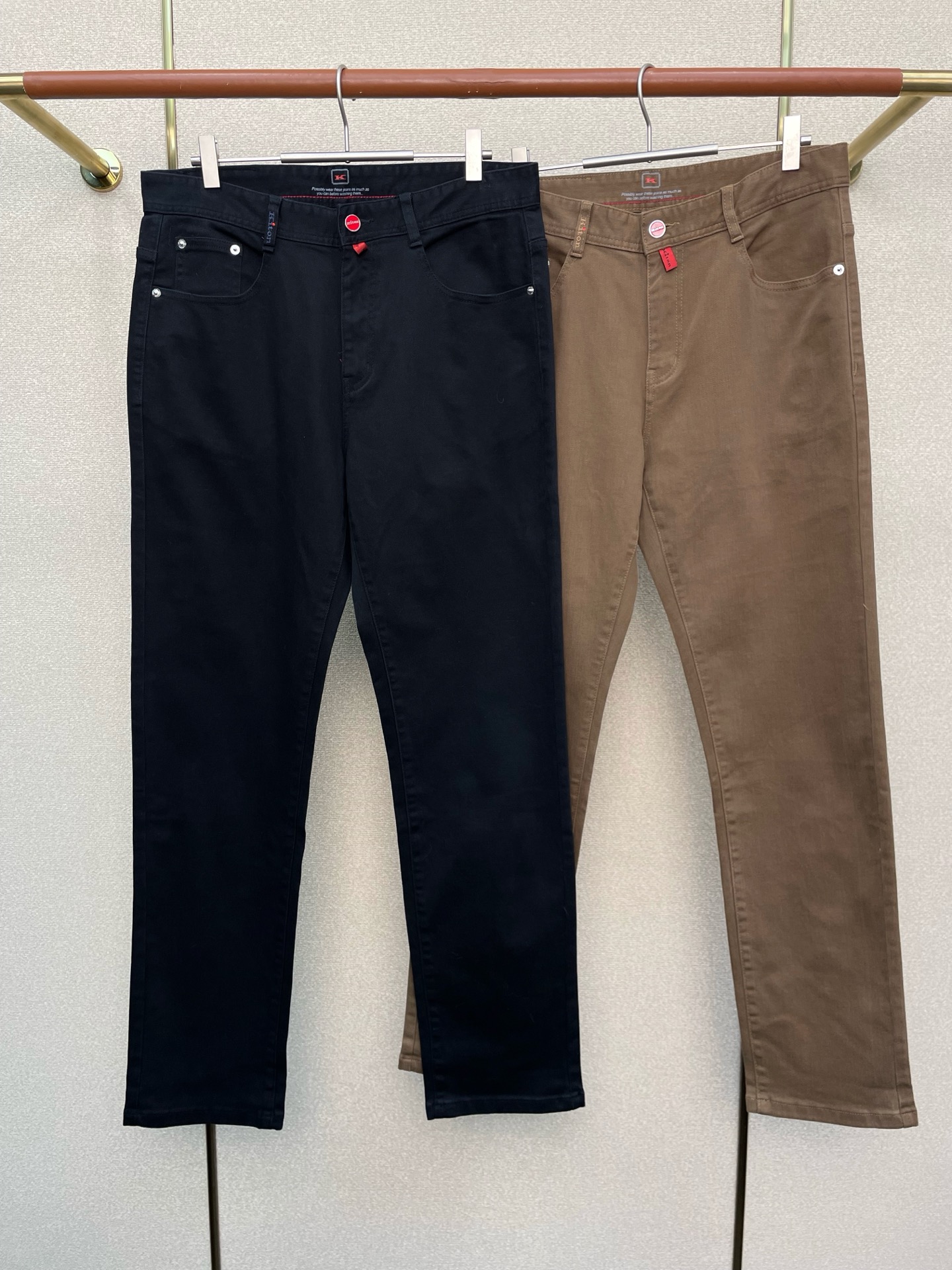 。KITON💥砸锅卖铁都要上的新款！新款 休闲裤 高端版本！专柜定制面料 透气舒适度高，细节无可挑剔，品