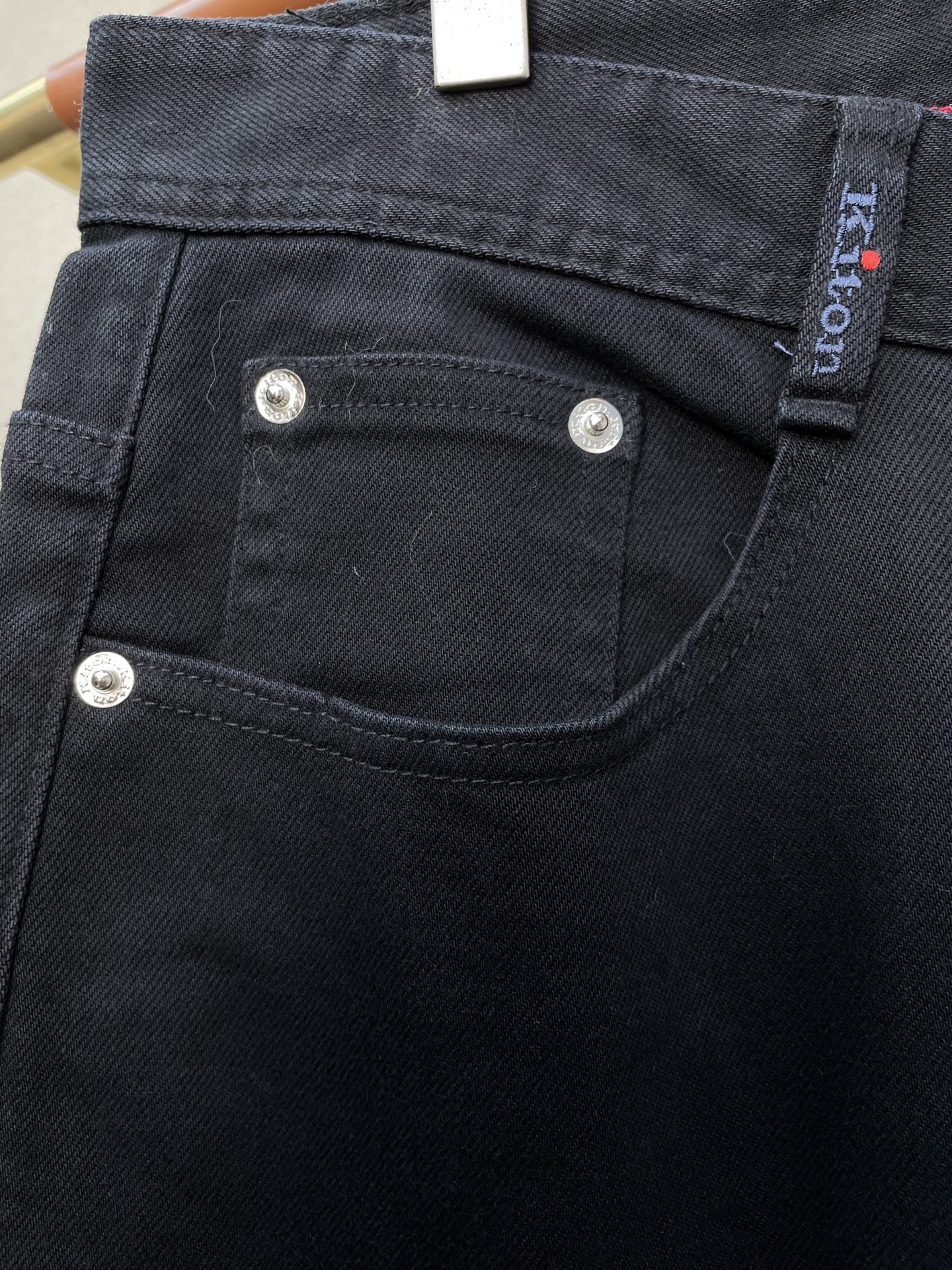 。KITON💥砸锅卖铁都要上的新款！新款 休闲裤 高端版本！专柜定制面料 透气舒适度高，细节无可挑剔，品