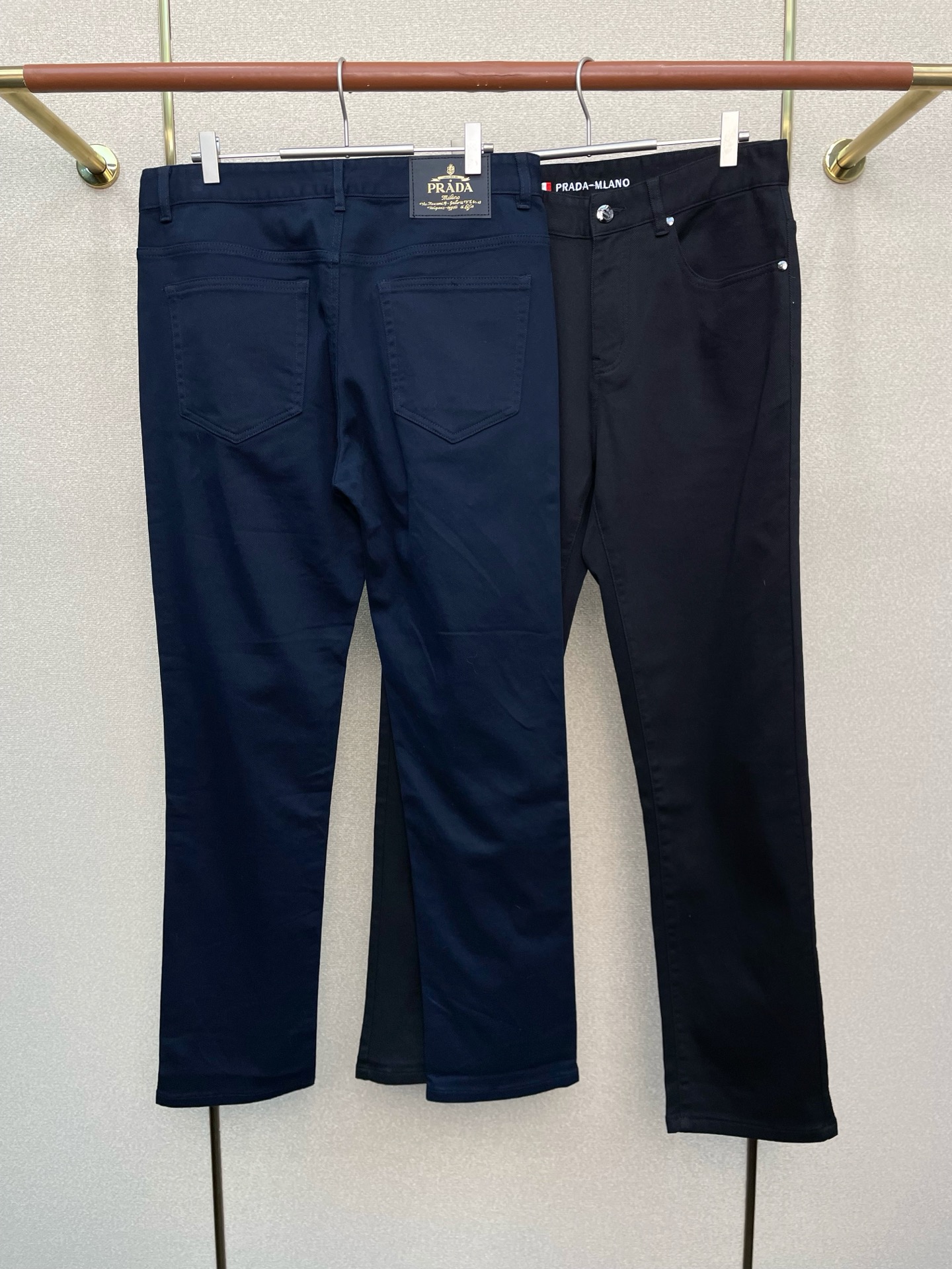 。Prada普拉达💥砸锅卖铁都要上的新款！新款 休闲裤 高端版本！专柜定制面料 透气舒适度高，细节无可挑