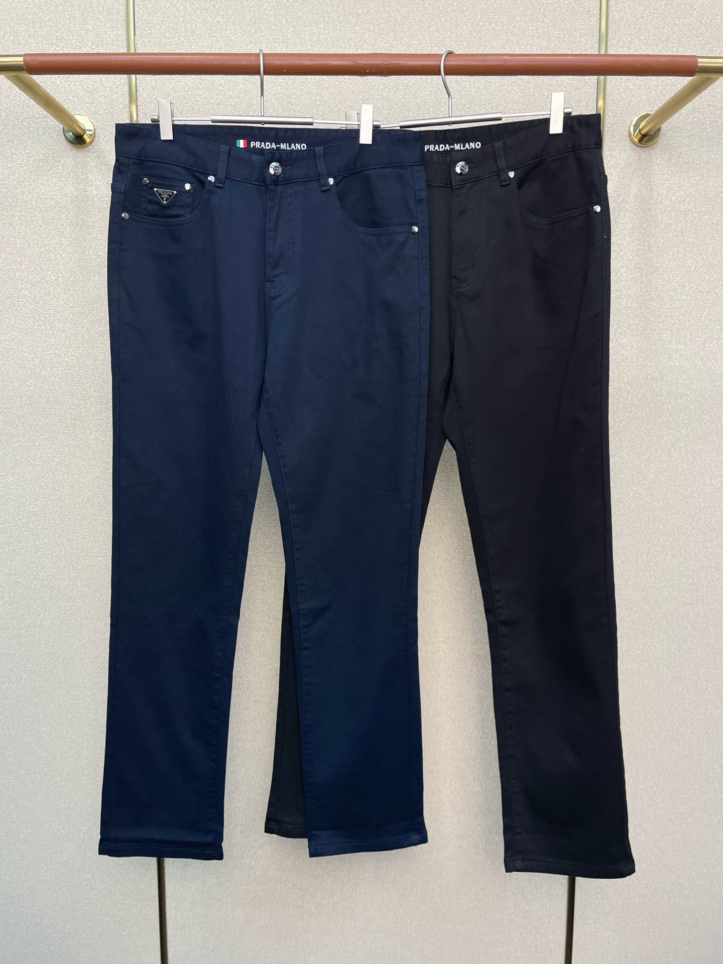 。Prada普拉达💥砸锅卖铁都要上的新款！新款 休闲裤 高端版本！专柜定制面料 透气舒适度高，细节无可挑