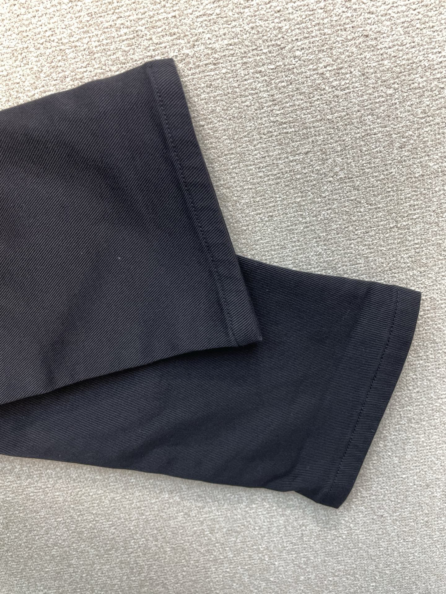 。Prada普拉达💥砸锅卖铁都要上的新款！新款 休闲裤 高端版本！专柜定制面料 透气舒适度高，细节无可挑