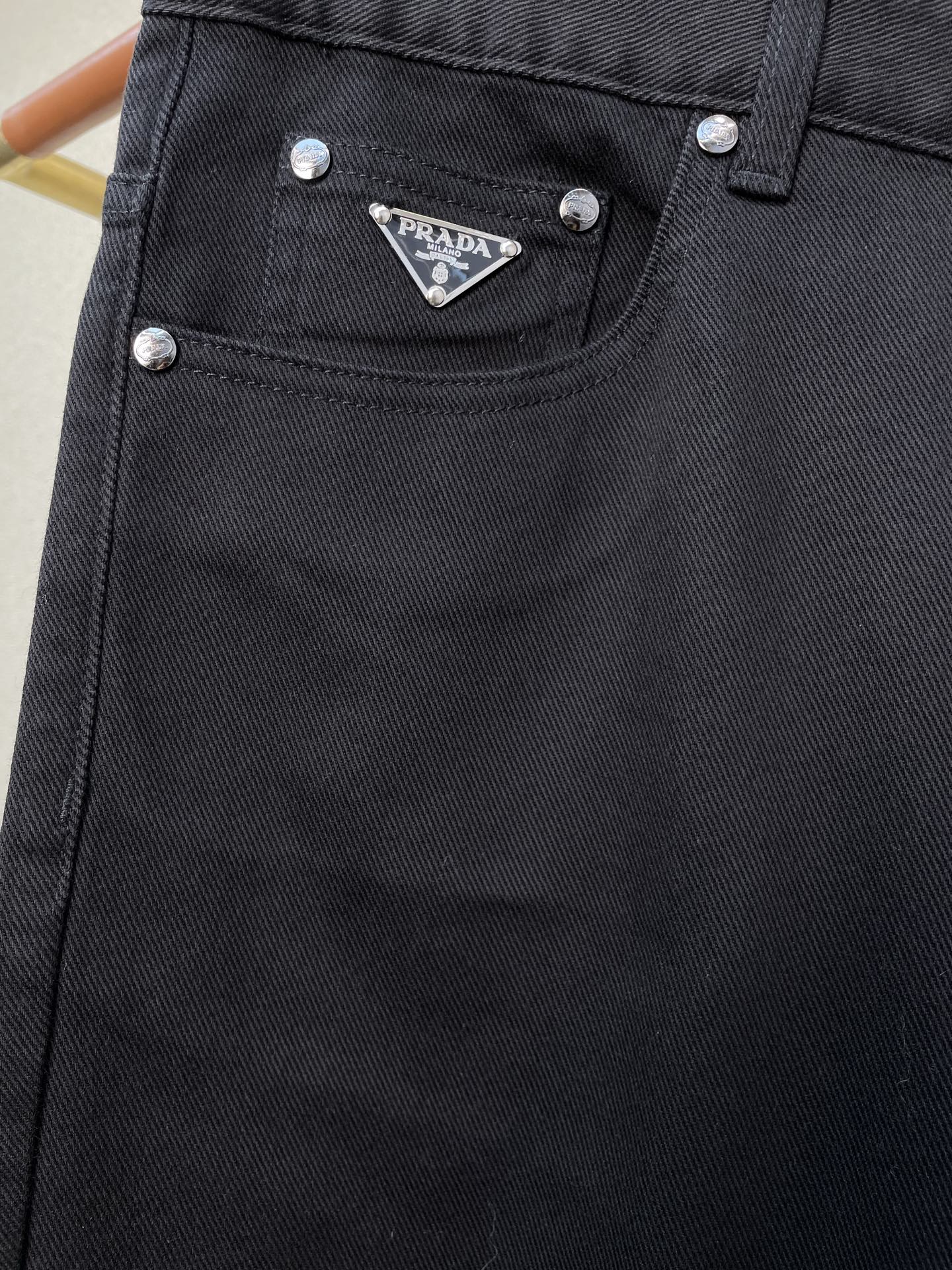 。Prada普拉达💥砸锅卖铁都要上的新款！新款 休闲裤 高端版本！专柜定制面料 透气舒适度高，细节无可挑