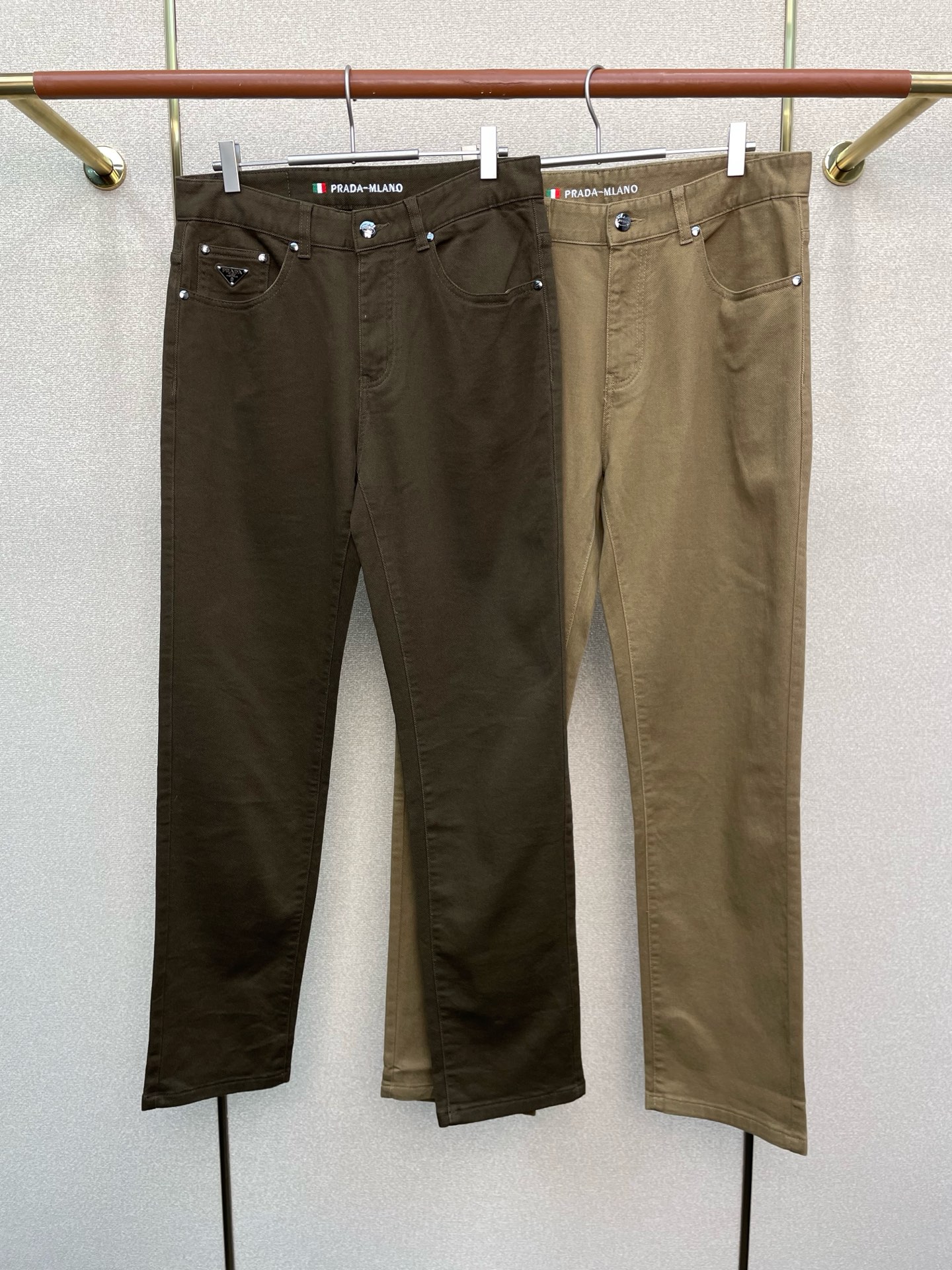 NO:656819,.Prada is a new model that will sell everything!  New casual pants high-end version!  Custom-made fabrics at the counter are highly breathable and comfortable, with impeccable details and brand element design concepts, reflecting high quality. It feels delicate and soft!  It presents a casual cut and the upper body shape is awesome!  Size: 29-40,,prada,prada,alexander wang19860909.Prada普拉达砸锅卖铁都要上的新款！新款 休闲裤 高端版本！专柜定制面料 透气舒适度高,细节无可挑剔,品牌元素设计理念,体现高品质.手感细腻柔软！呈现休闲裁剪,上身版型超赞！码数: 29-40,,prada,prada,alexander wang,Men's clothing