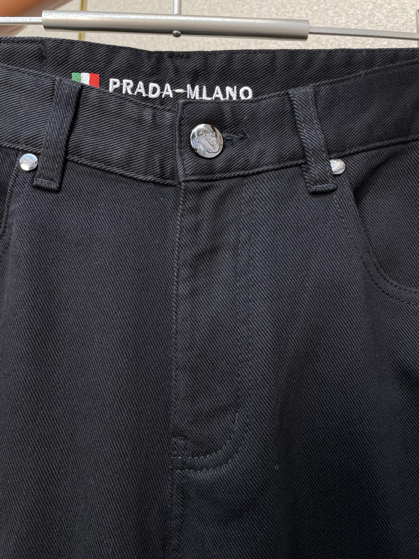 。Prada普拉达💥砸锅卖铁都要上的新款！新款 休闲裤 高端版本！专柜定制面料 透气舒适度高，细节无可挑