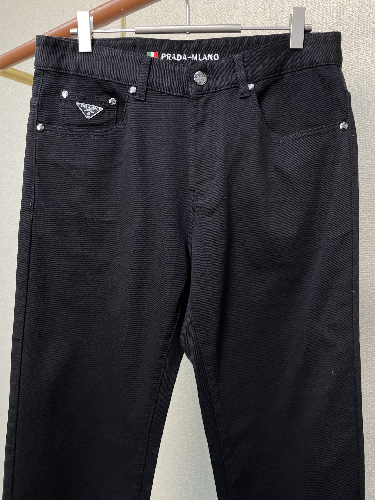 。Prada普拉达💥砸锅卖铁都要上的新款！新款 休闲裤 高端版本！专柜定制面料 透气舒适度高，细节无可挑