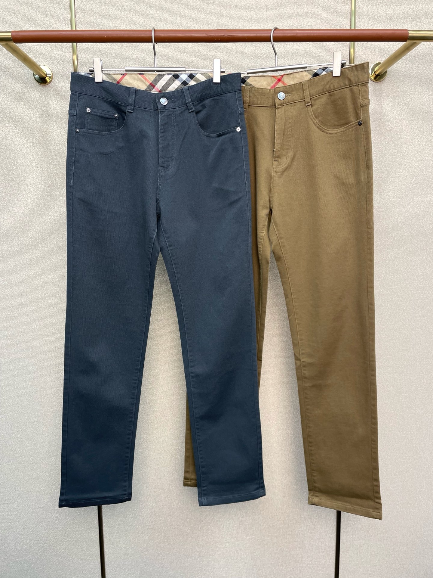 NO:656789,.Burberry’s new style is a must-have!  New casual pants high-end version!  Custom-made fabrics at the counter are highly breathable and comfortable, with impeccable details and brand element design concepts, reflecting high quality. It feels delicate and soft!  It presents a casual cut and the upper body shape is awesome!  Size: 29-40,,burberry,burberry,alexander wang19860909.Burberry巴宝莉砸锅卖铁都要上的新款！新款 休闲裤 高端版本！专柜定制面料 透气舒适度高,细节无可挑剔,品牌元素设计理念,体现高品质.手感细腻柔软！呈现休闲裁剪,上身版型超赞！码数: 29-40,,burberry,burberry,alexander wang,Men's clothing