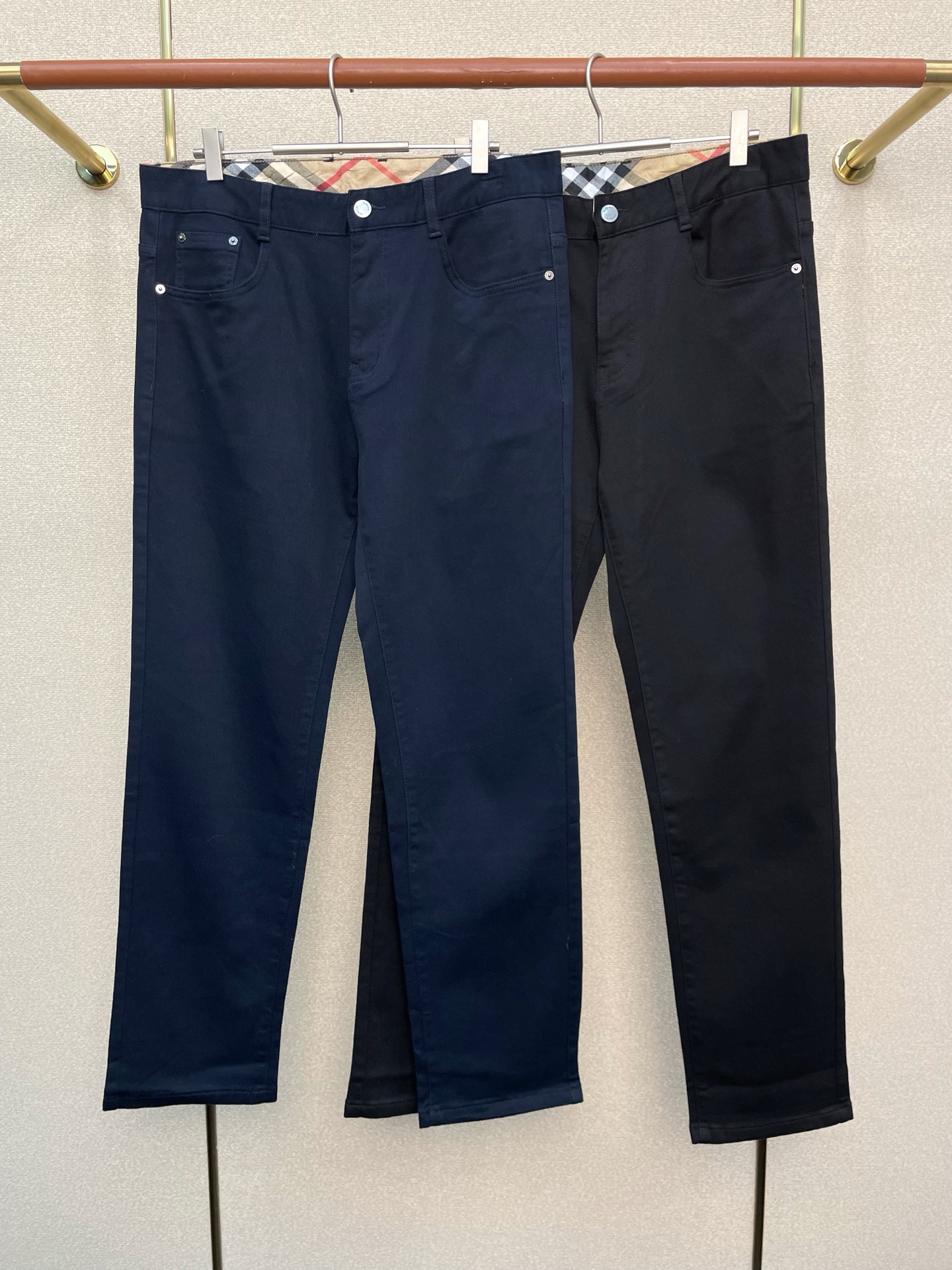 。Burberry巴宝莉💥砸锅卖铁都要上的新款！新款 休闲裤 高端版本！专柜定制面料 透气舒适度高，细节