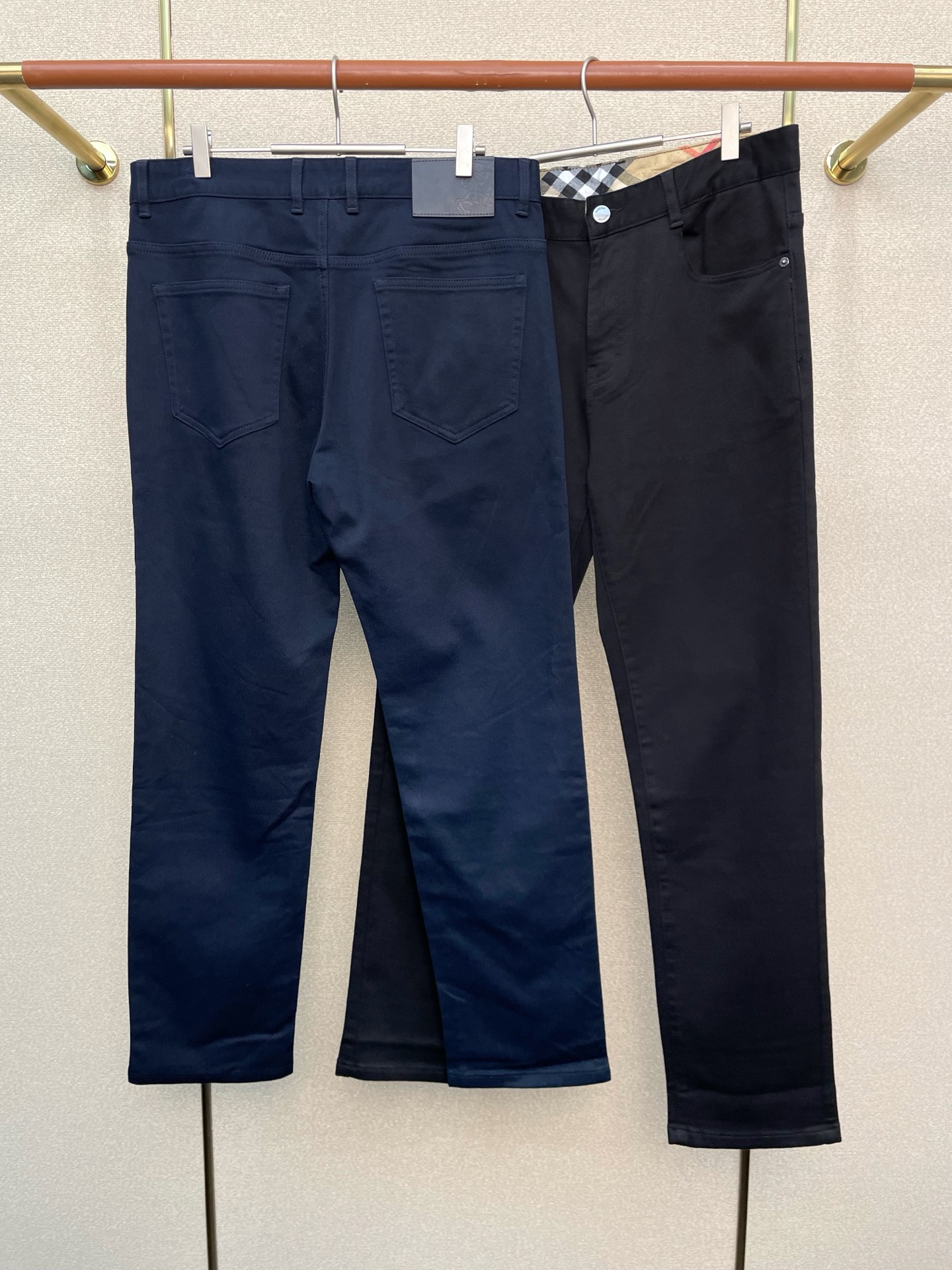 。Burberry巴宝莉💥砸锅卖铁都要上的新款！新款 休闲裤 高端版本！专柜定制面料 透气舒适度高，细节