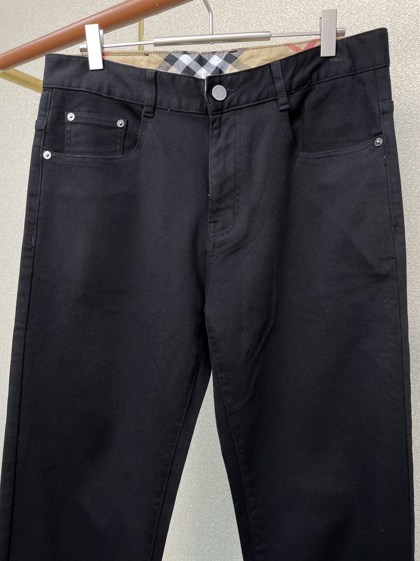 。Burberry巴宝莉💥砸锅卖铁都要上的新款！新款 休闲裤 高端版本！专柜定制面料 透气舒适度高，细节