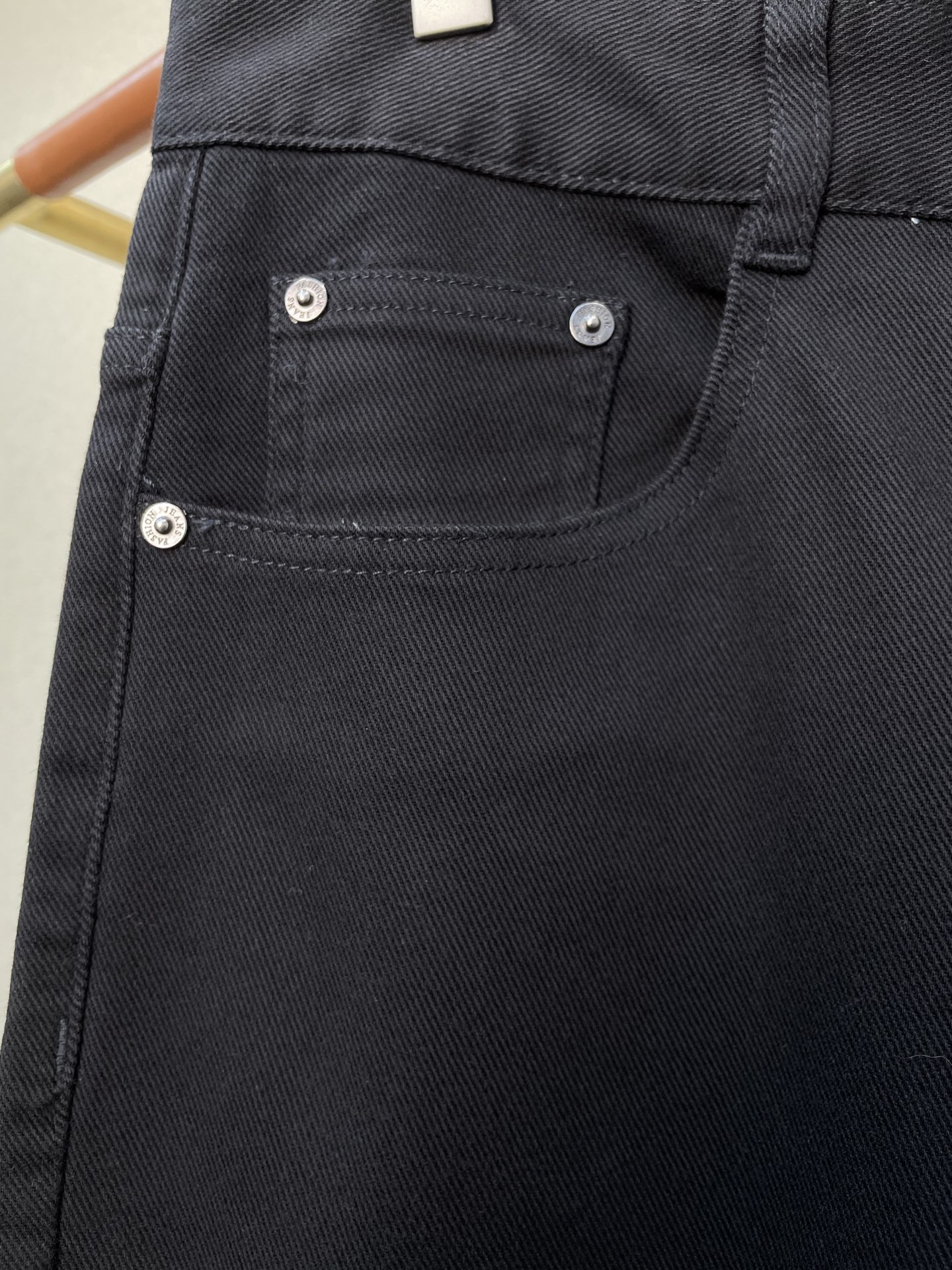 。Burberry巴宝莉💥砸锅卖铁都要上的新款！新款 休闲裤 高端版本！专柜定制面料 透气舒适度高，细节