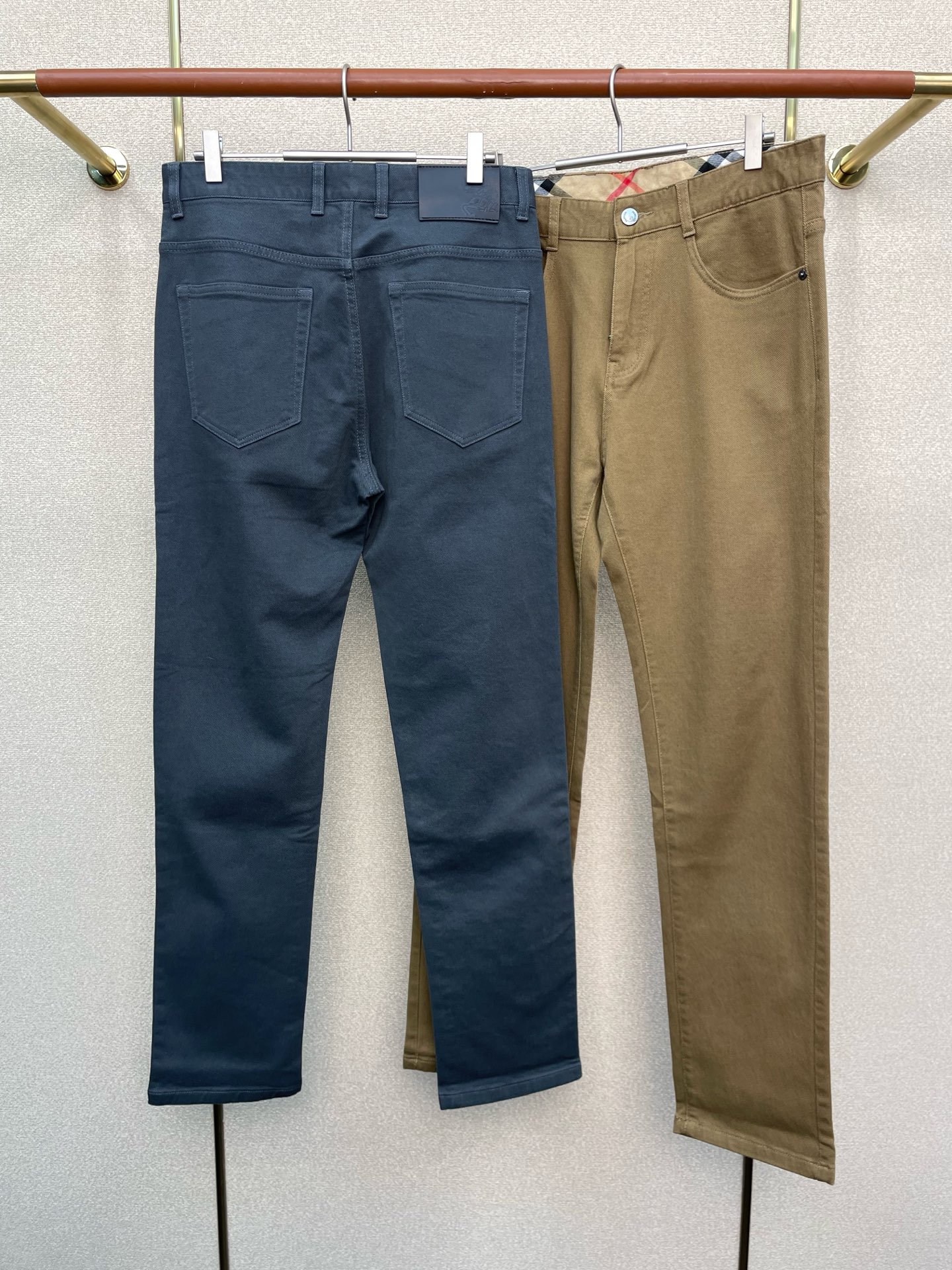 。Burberry巴宝莉💥砸锅卖铁都要上的新款！新款 休闲裤 高端版本！专柜定制面料 透气舒适度高，细节