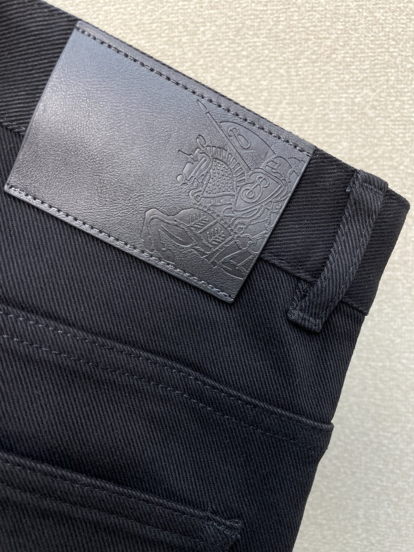 。Burberry巴宝莉💥砸锅卖铁都要上的新款！新款 休闲裤 高端版本！专柜定制面料 透气舒适度高，细节