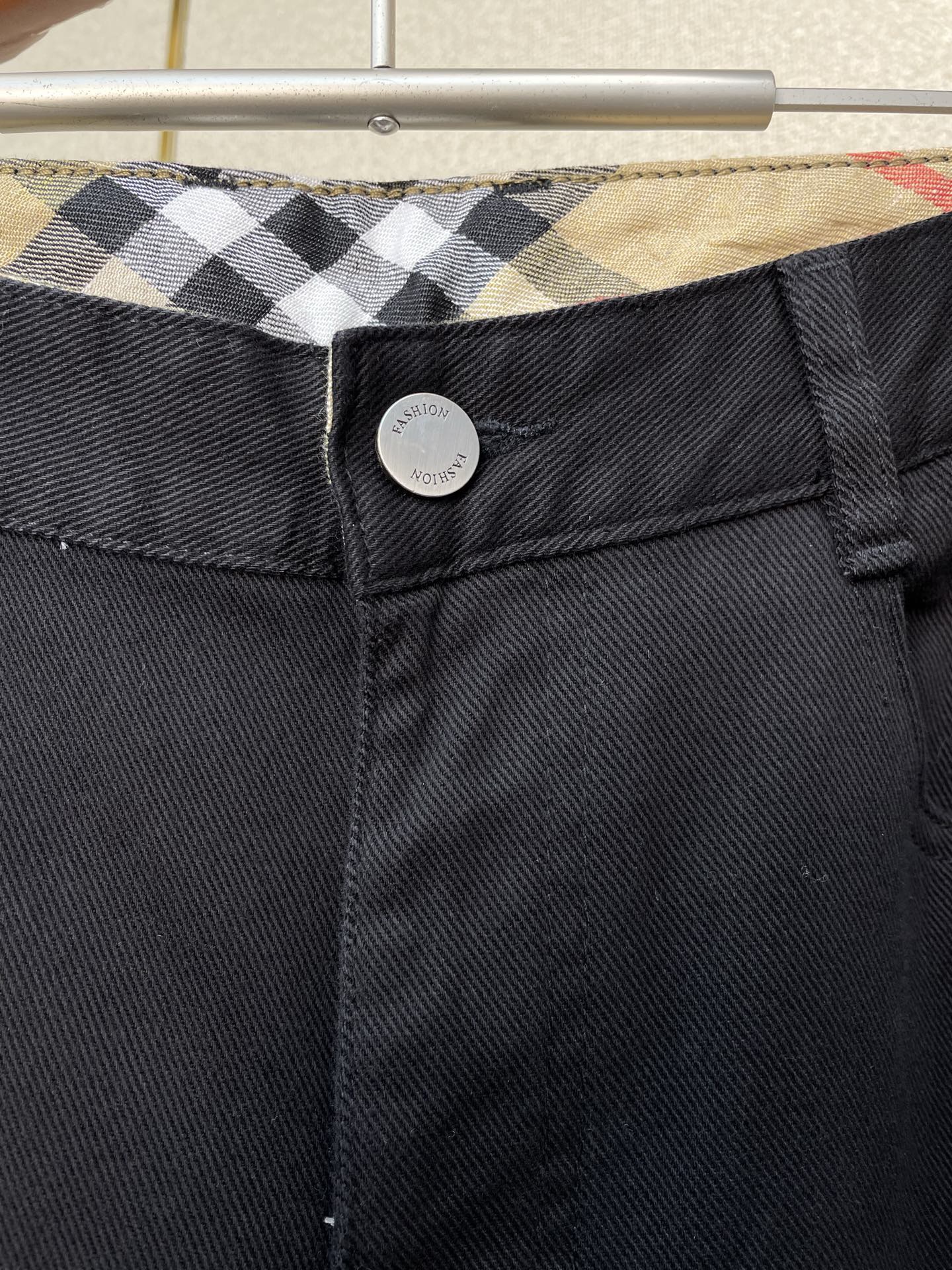 。Burberry巴宝莉💥砸锅卖铁都要上的新款！新款 休闲裤 高端版本！专柜定制面料 透气舒适度高，细节