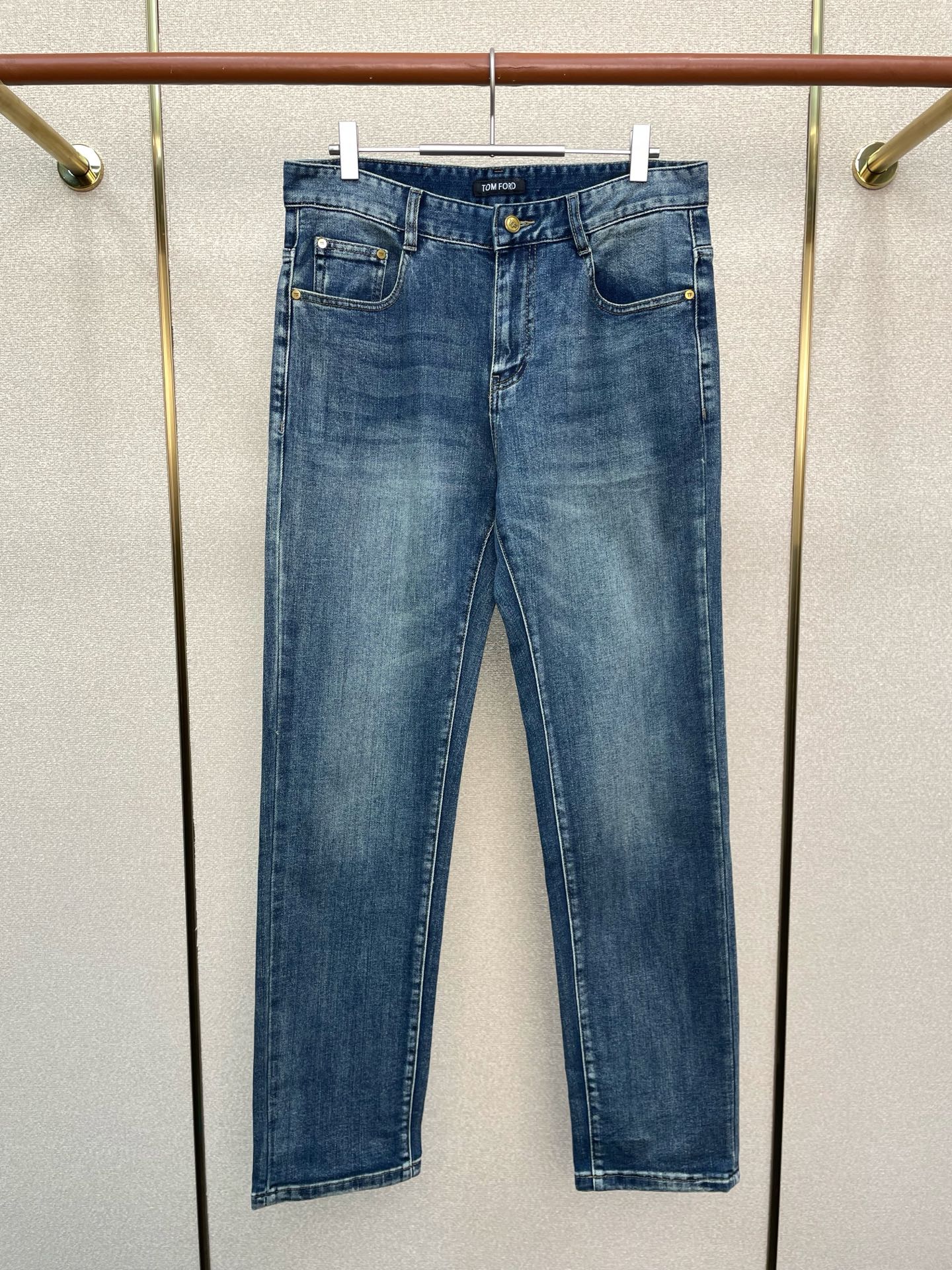 NO:656784,.TOM FORD Tom Ford’s new model is a must-have!  New high-end version of jeans!  Custom-made fabrics at the counter are highly breathable and comfortable, with impeccable details and brand element design concepts, reflecting high quality. It feels delicate and soft!  It presents a casual cut and the upper body shape is awesome!  Code number: 29-38,,tom ford,jeans,alexander wang19860909.TOM FORD汤姆福特砸锅卖铁都要上的新款！新款 牛仔裤高端版本！专柜定制面料 透气舒适度高,细节无可挑剔,品牌元素设计理念,体现高品质.手感细腻柔软！呈现休闲裁剪,上身版型超赞！码数: 29-38,,tom ford,jeans,alexander wang,Men's clothing