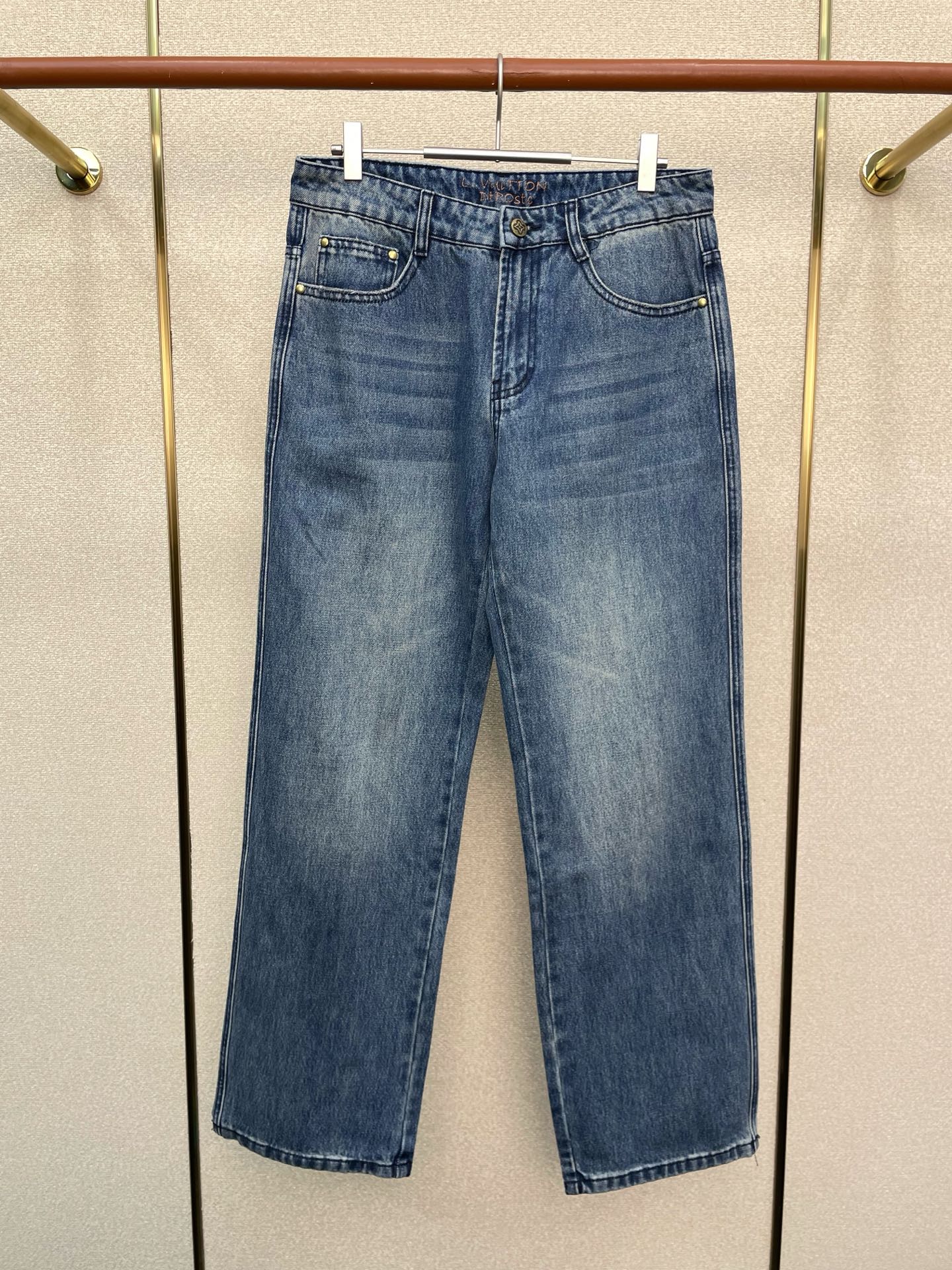 NO:656790,.Louis Vuitton Louis Vuitton’s new style is a must-have!  New high-end version of jeans!  Custom-made fabrics at the counter are highly breathable and comfortable, with impeccable details and brand element design concepts, reflecting high quality. It feels delicate and soft!  It presents a casual cut and the upper body shape is awesome!  Code number: 29-38,,louis vuitton,louis vuitton,jeans,alexander wang19860909.Louis Vuitton路易威登砸锅卖铁都要上的新款！新款 牛仔裤高端版本！专柜定制面料 透气舒适度高,细节无可挑剔,品牌元素设计理念,体现高品质.手感细腻柔软！呈现休闲裁剪,上身版型超赞！码数: 29-38,,louis vuitton,louis vuitton,jeans,alexander wang,Men's clothing