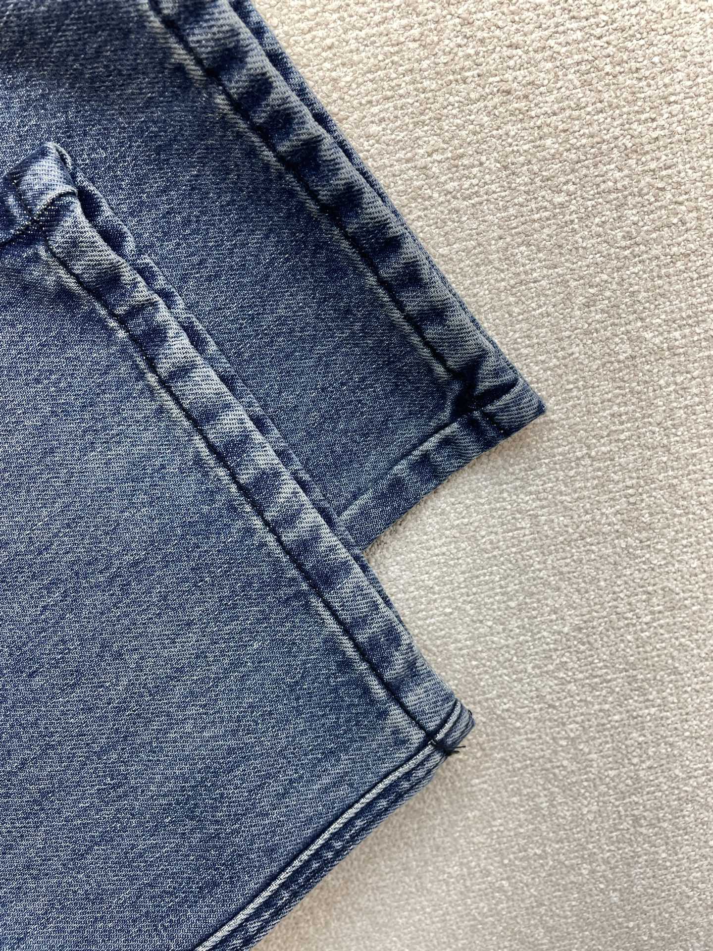 。Louis Vuitton路易威登💥砸锅卖铁都要上的新款！新款 牛仔裤👖高端版本！专柜定制面料 透气舒