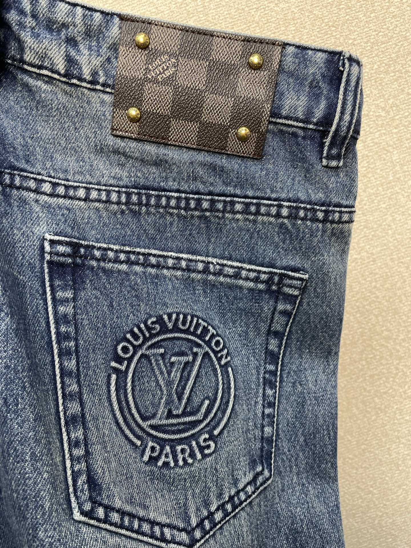 。Louis Vuitton路易威登💥砸锅卖铁都要上的新款！新款 牛仔裤👖高端版本！专柜定制面料 透气舒