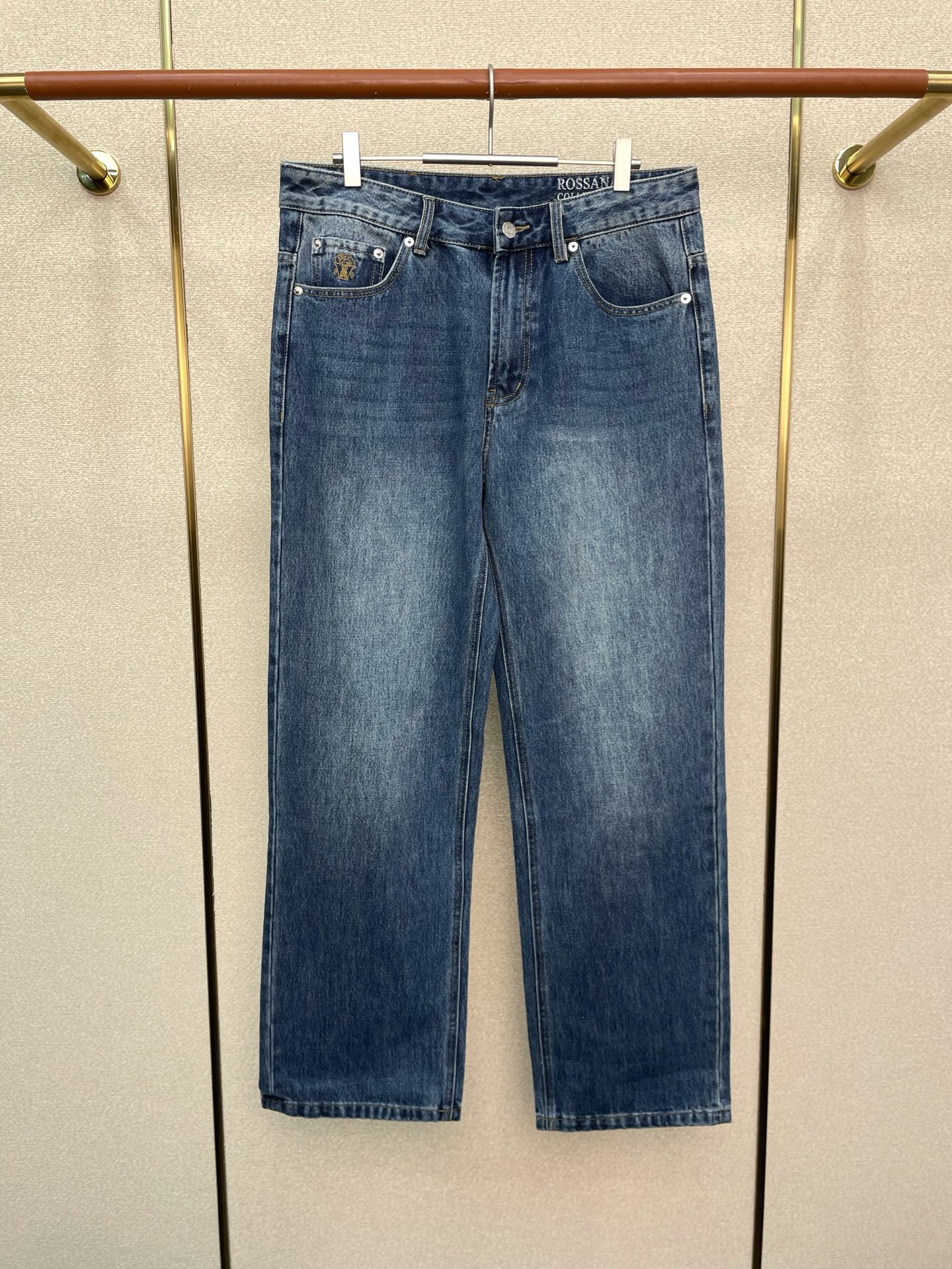 NO:656798,.BC-Brunello Cucineli Brunello Cucineli’s new model is a must-have!  New high-end version of jeans!  Custom-made fabrics at the counter are highly breathable and comfortable, with impeccable details and brand element design concepts, reflecting high quality. It feels delicate and soft!  It presents a casual cut and the upper body shape is awesome!  Code number 29-38,,brunello cucinelli,jeans,alexander wang19860909.BC-Brunello Cucineli 布鲁内洛 库奇内利砸锅卖铁都要上的新款！新款 牛仔裤高端版本！专柜定制面料 透气舒适度高,细节无可挑剔,品牌元素设计理念,体现高品质.手感细腻柔软！呈现休闲裁剪,上身版型超赞！码数29-38,,brunello cucinelli,jeans,alexander wang,Men's clothing