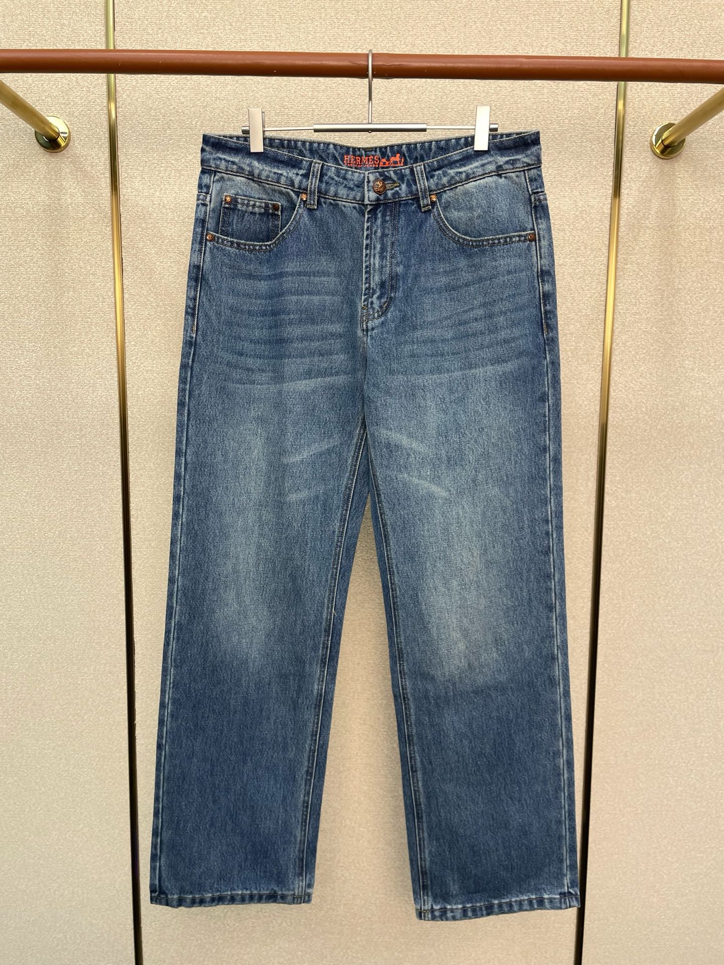 NO:656807,.Hermès is a new model that everyone will buy!  New high-end version of casual jeans. Customized fabrics at the counter. Highly breathable and comfortable, with impeccable details. The brand element design concept embodies high quality. It feels delicate and soft!  It presents a casual cut and the upper body shape is awesome!  Code number 29-38,,hermes,hermes,jeans,alexander wang19860909.Hermès爱马仕砸锅卖铁都要上的新款！新款休闲牛仔裤高端版本 专柜定制面料 透气舒适度高,细节无可挑剔,品牌元素设计理念,体现高品质.手感细腻柔软！呈现休闲裁剪,上身版型超赞！码数29-38,,hermes,hermes,jeans,alexander wang,Men's clothing