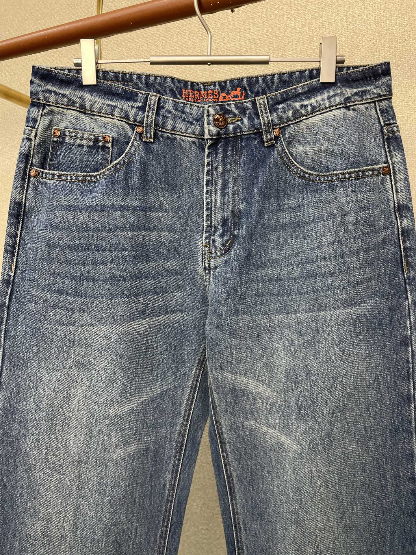 。Hermès爱马仕💥砸锅卖铁都要上的新款！新款休闲牛仔裤👖高端版本 专柜定制面料 透气舒适度高，细节无