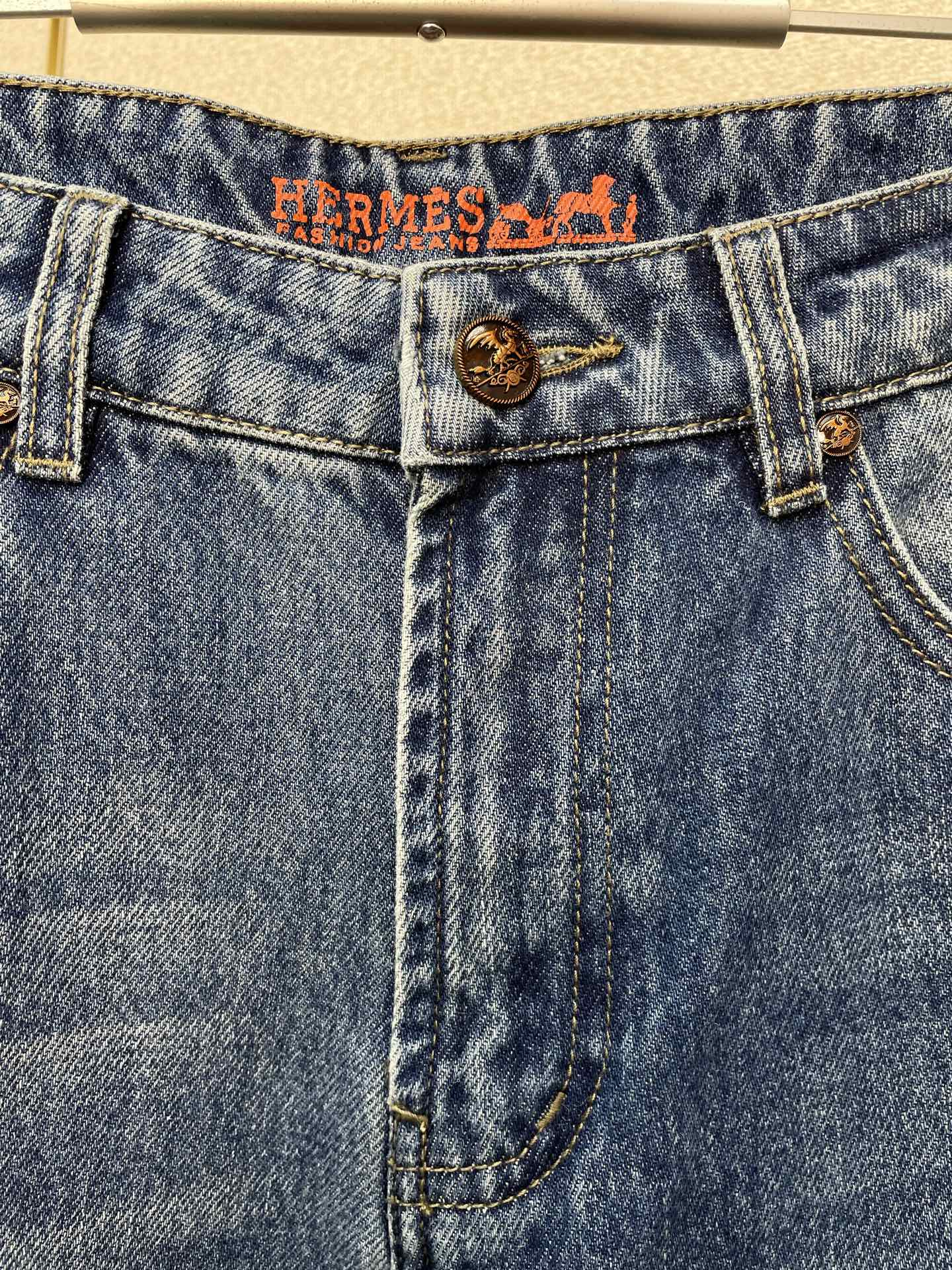 。Hermès爱马仕💥砸锅卖铁都要上的新款！新款休闲牛仔裤👖高端版本 专柜定制面料 透气舒适度高，细节无