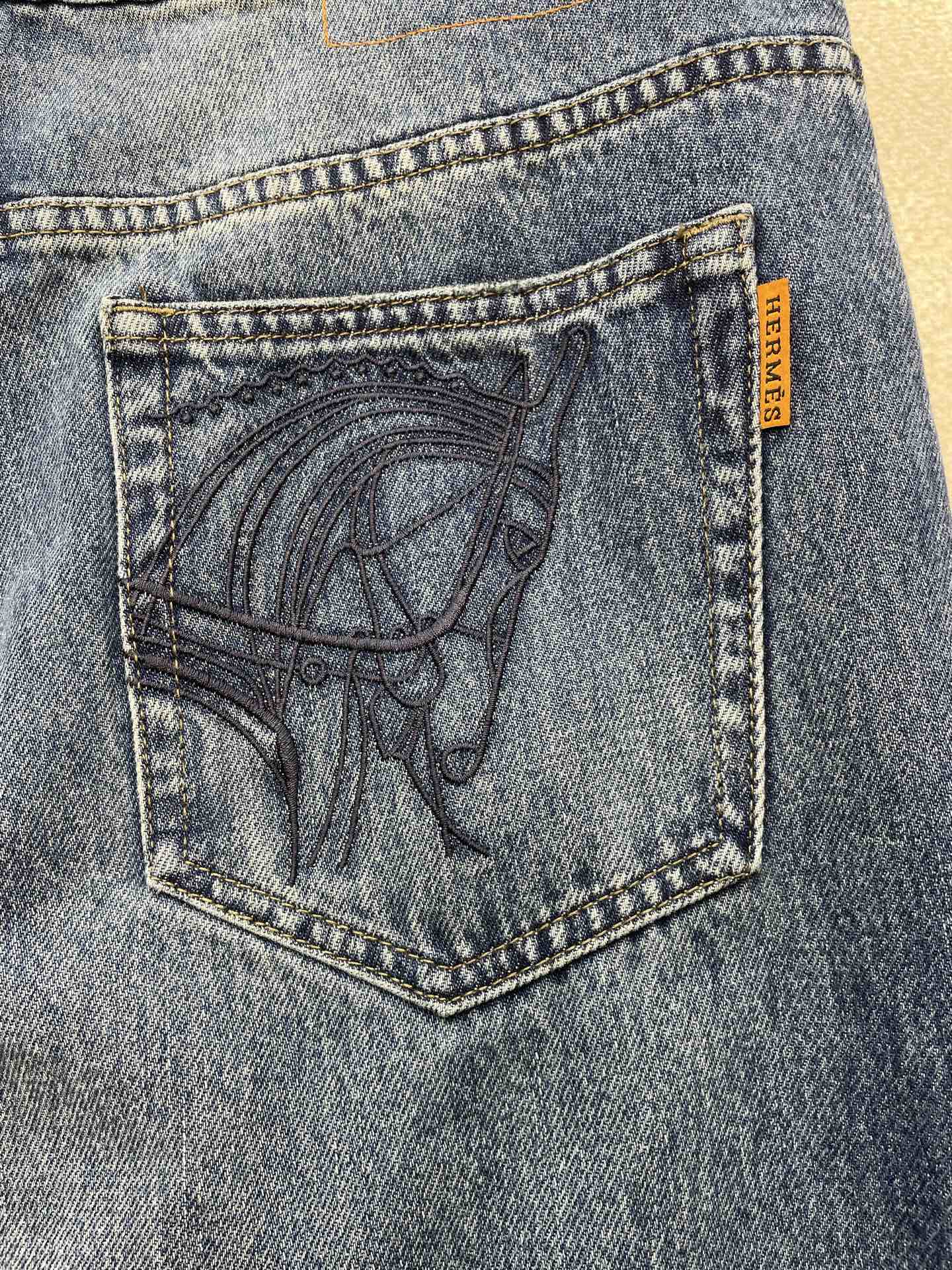 。Hermès爱马仕💥砸锅卖铁都要上的新款！新款休闲牛仔裤👖高端版本 专柜定制面料 透气舒适度高，细节无