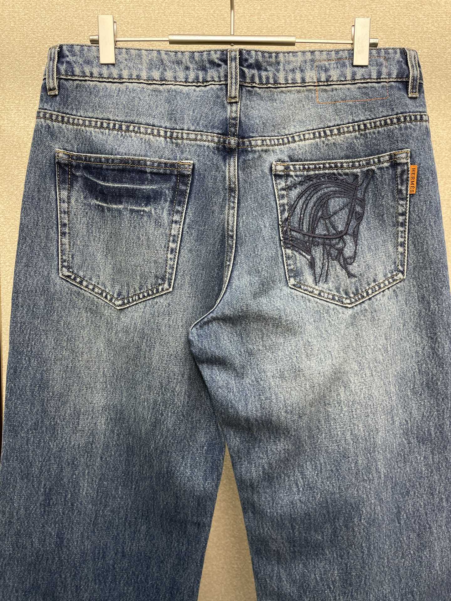 。Hermès爱马仕💥砸锅卖铁都要上的新款！新款休闲牛仔裤👖高端版本 专柜定制面料 透气舒适度高，细节无